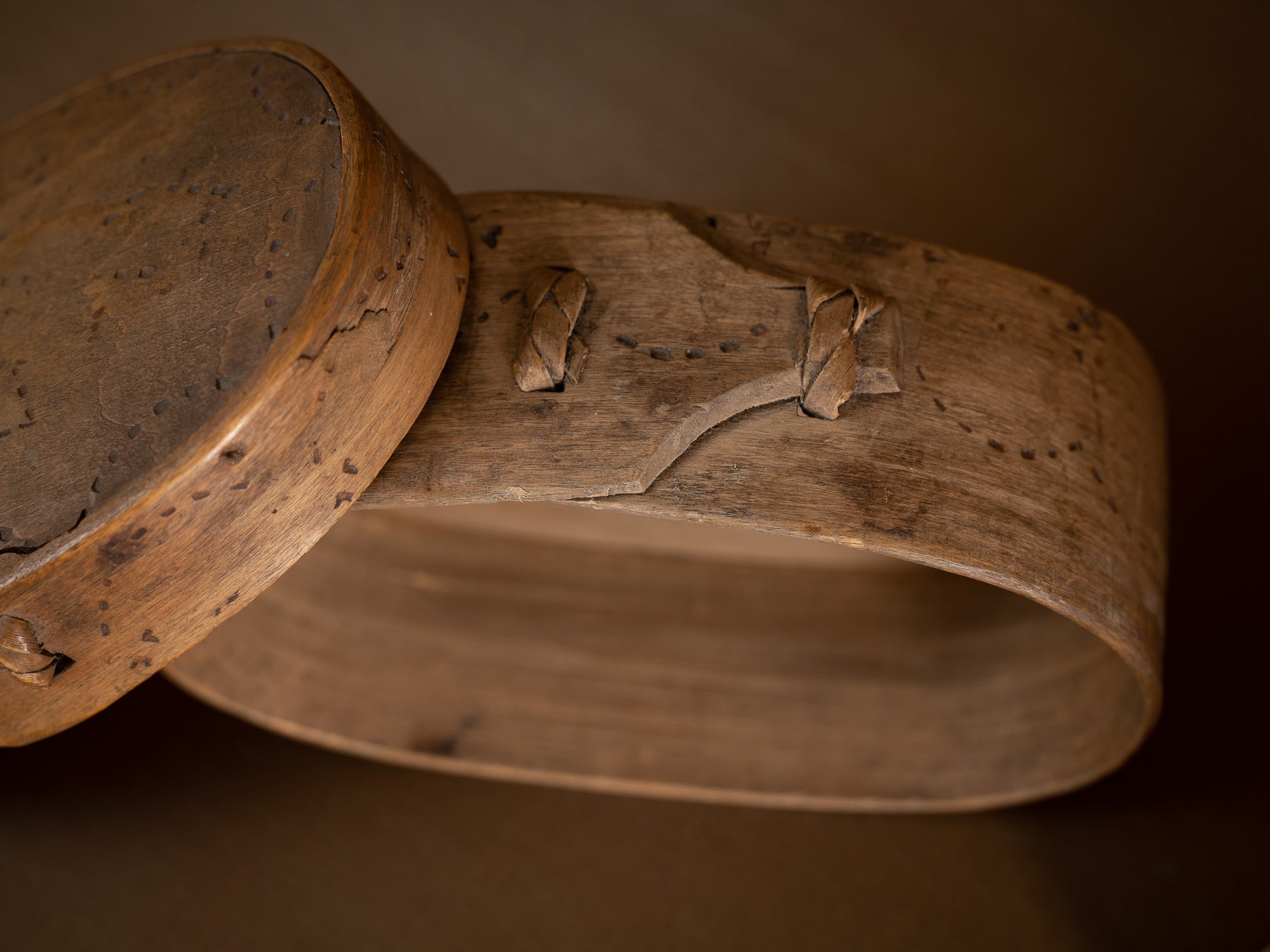 Ensemble d'anciennes boîtes en lames de bouleau courbées, Suède (XVIIe siècle)..Old birch slat boxes, set of 2, Sweden (17th century)
