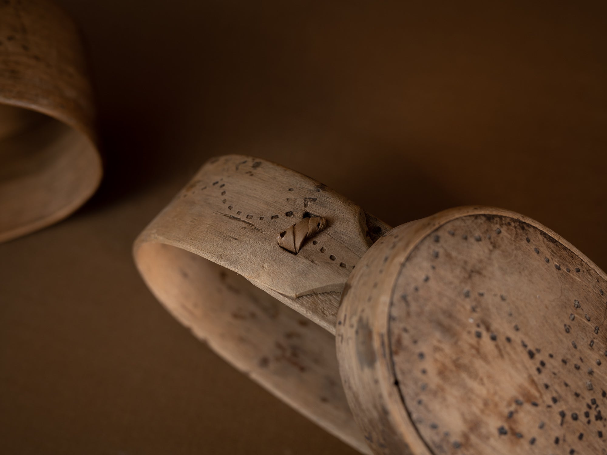 Ensemble d'anciennes boîtes en lames de bouleau courbées, Suède (XVIIe siècle)..Old birch slat boxes, set of 2, Sweden (17th century)