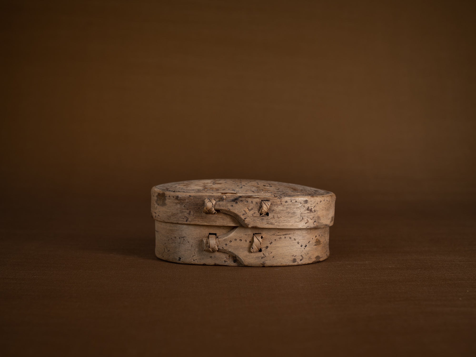 Ensemble d'anciennes boîtes en lames de bouleau courbées, Suède (XVIIe siècle)..Old birch slat boxes, set of 2, Sweden (17th century)