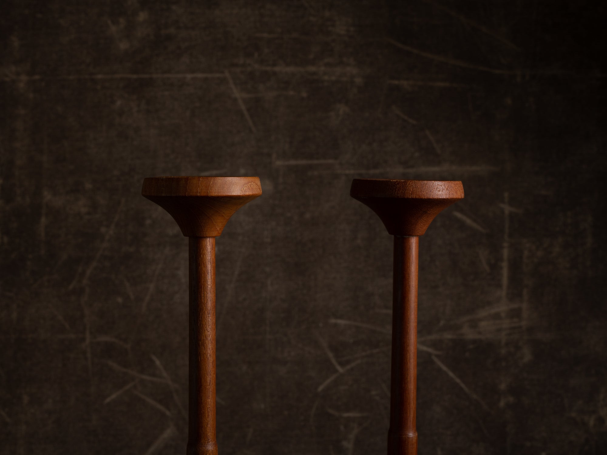 Paire de hauts flambeaux en teck massif, Suède (vers 1955)..Pair of tall teak candle holders, Sweden (circa 1955)