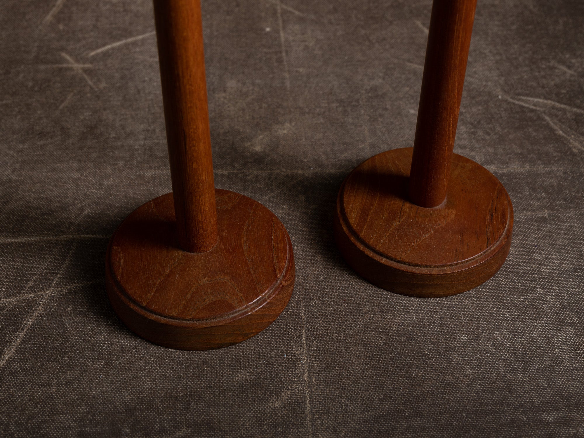 Paire de hauts flambeaux en teck massif, Suède (vers 1955)..Pair of tall teak candle holders, Sweden (circa 1955)