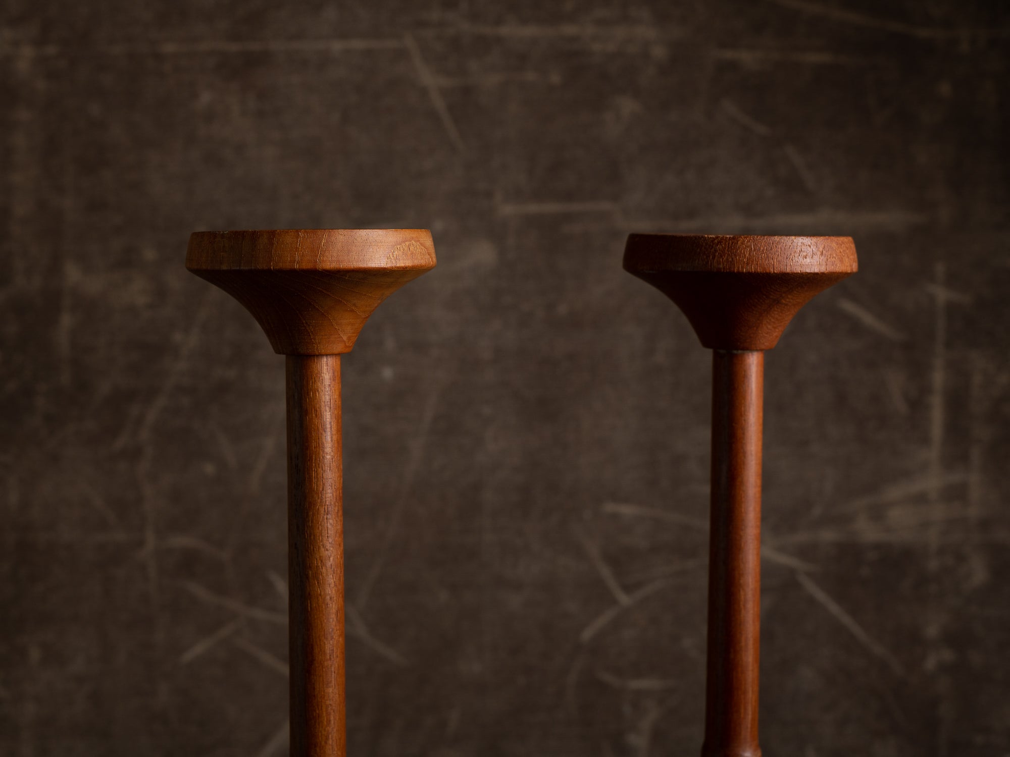 Paire de hauts flambeaux en teck massif, Suède (vers 1955)..Pair of tall teak candle holders, Sweden (circa 1955)