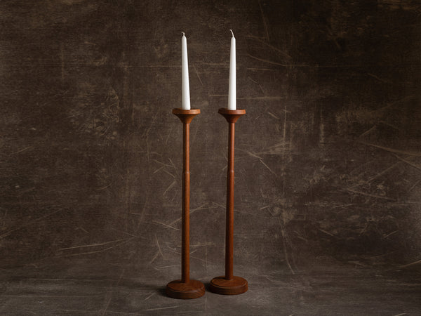 Paire de hauts flambeaux en teck massif, Suède (vers 1955)..Pair of tall teak candle holders, Sweden (circa 1955)