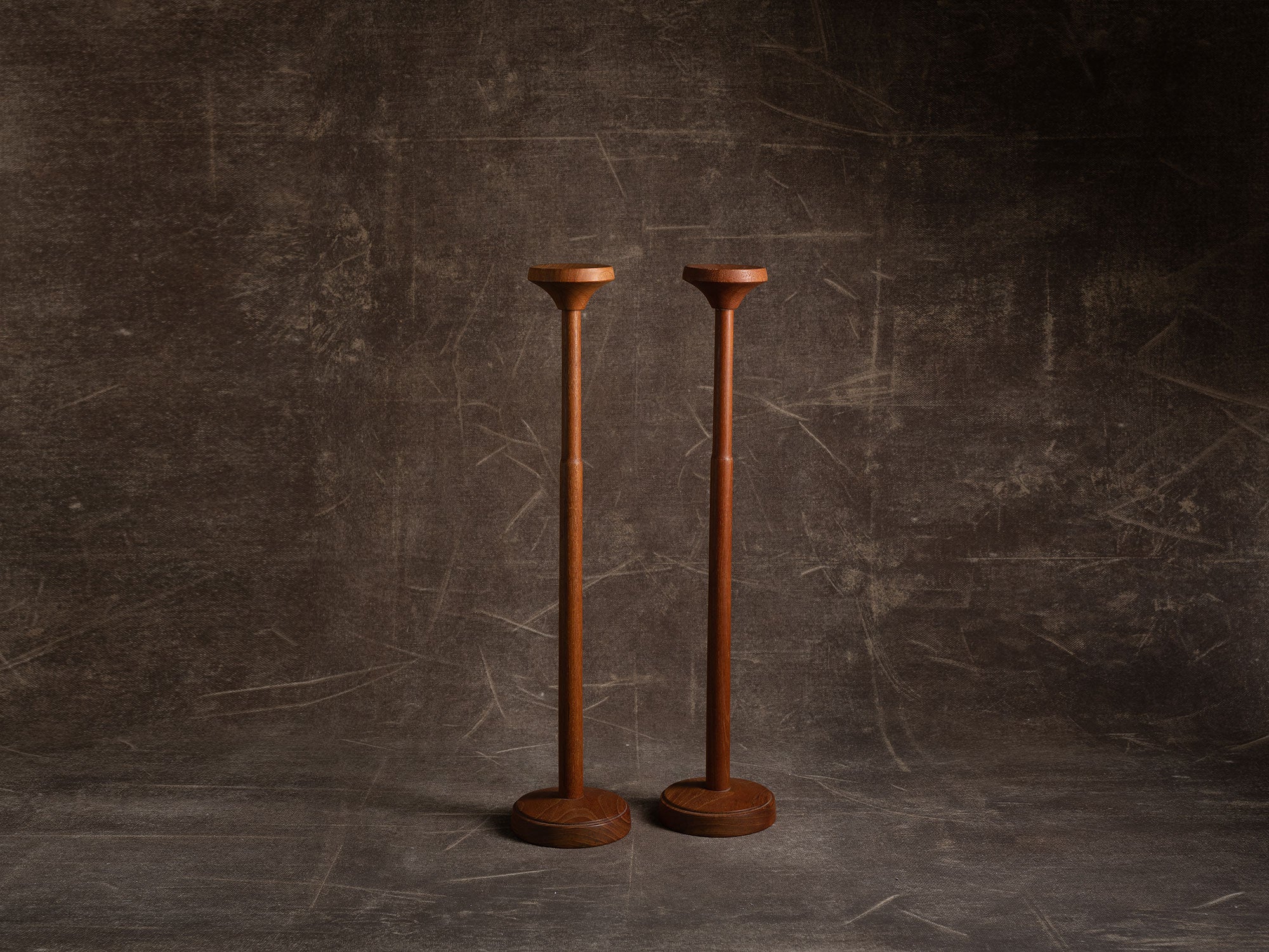 Paire de hauts flambeaux en teck massif, Suède (vers 1955)..Pair of tall teak candle holders, Sweden (circa 1955)