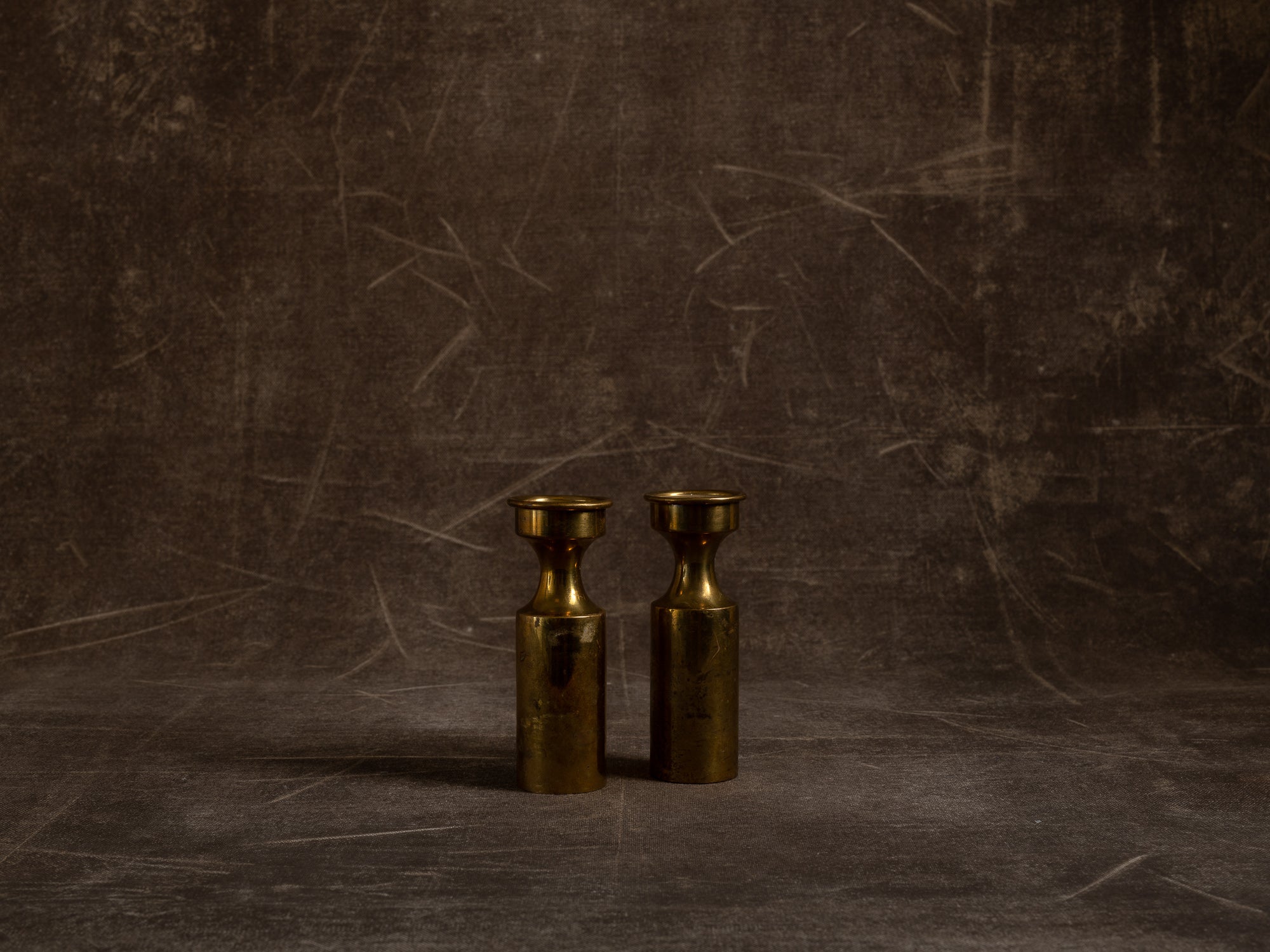 Paire de flambeaux modernistes par Boyes Metalkunst, Danemark (vers 1950)..Set of 2 modernist Candle holders by Boyes Metalkunst, Denmark (circa 1950)