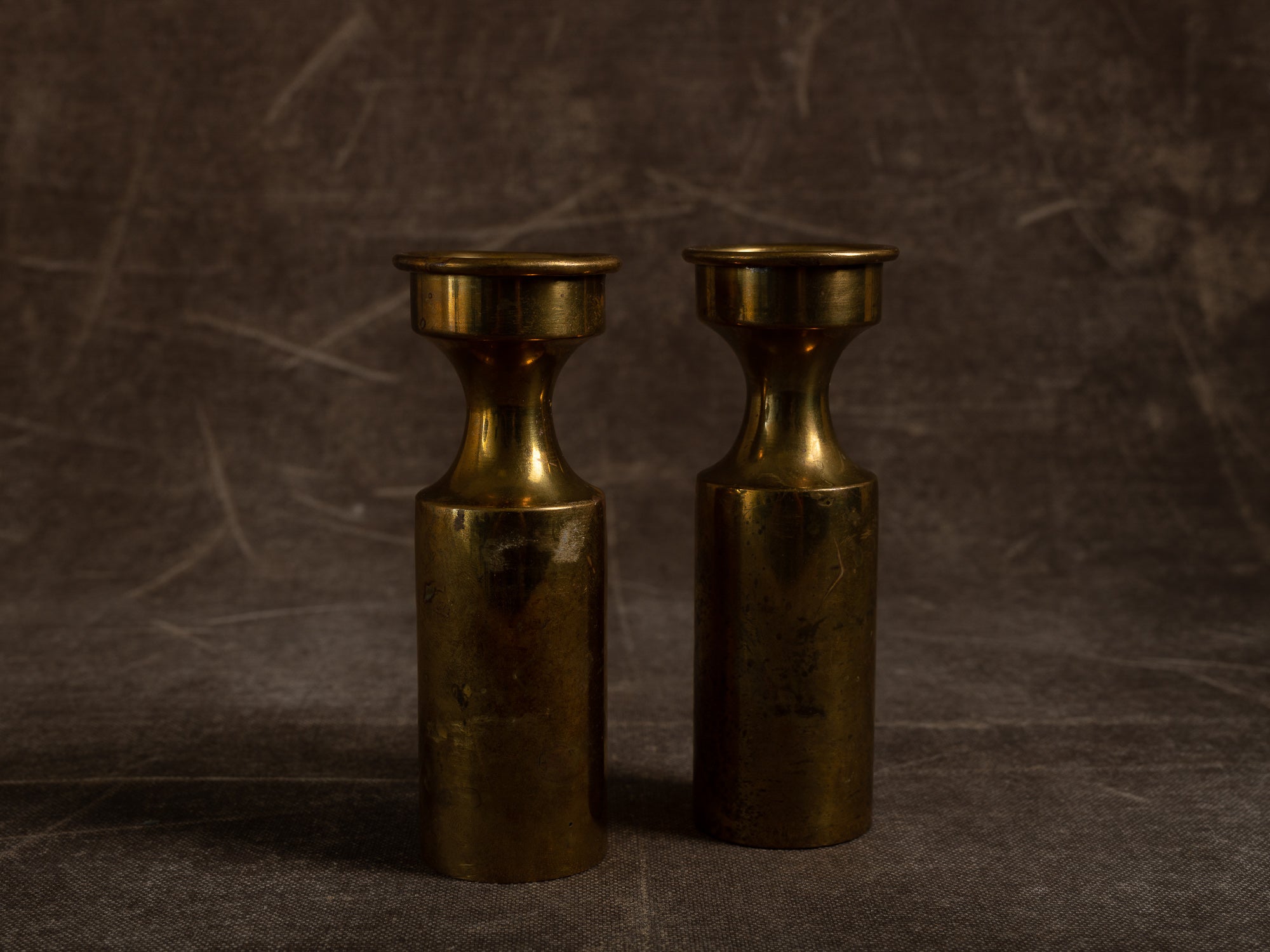 Paire de flambeaux modernistes par Boyes Metalkunst, Danemark (vers 1950)..Set of 2 modernist Candle holders by Boyes Metalkunst, Denmark (circa 1950)