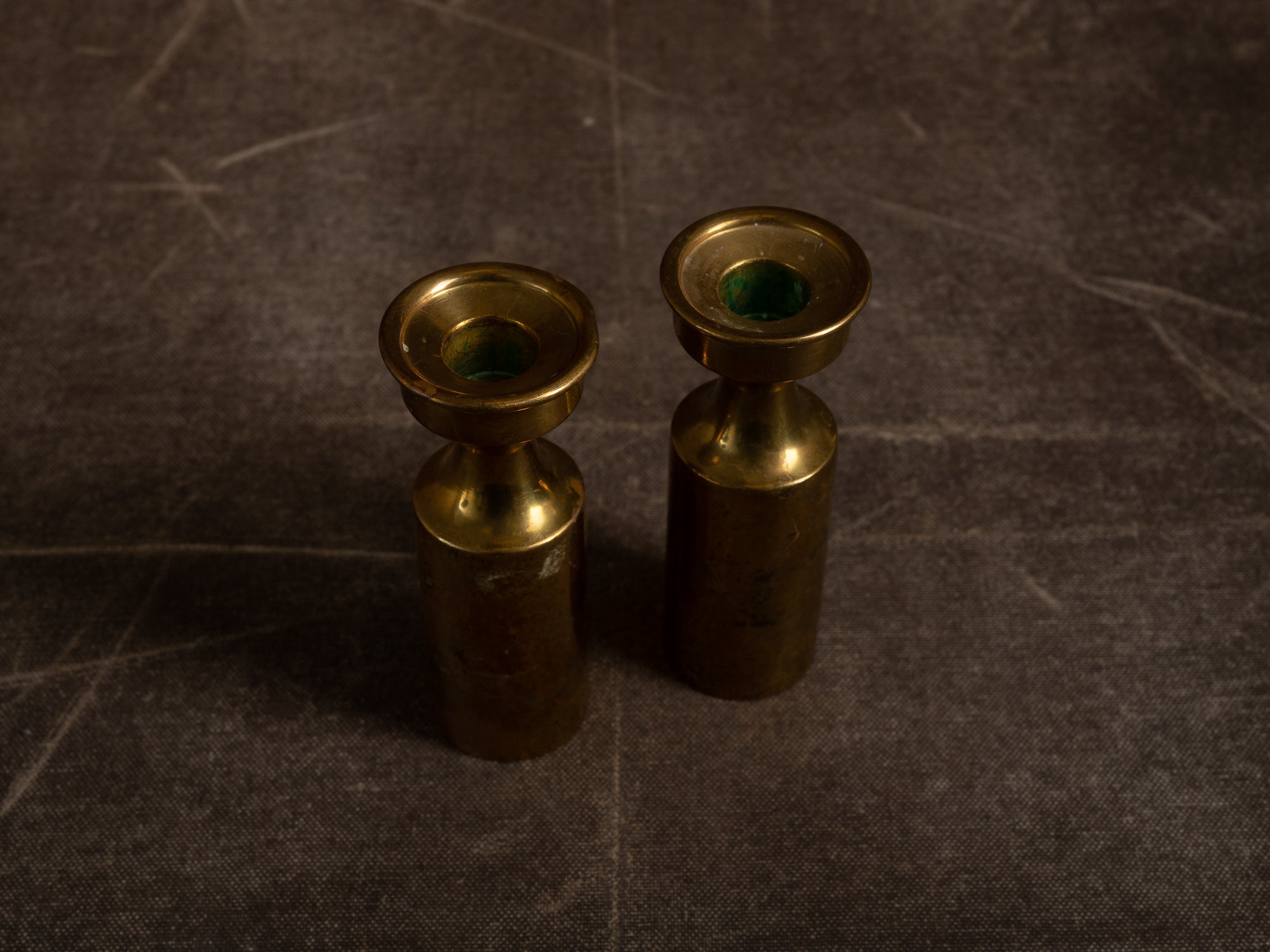 Paire de flambeaux modernistes par Boyes Metalkunst, Danemark (vers 1950)..Set of 2 modernist Candle holders by Boyes Metalkunst, Denmark (circa 1950)