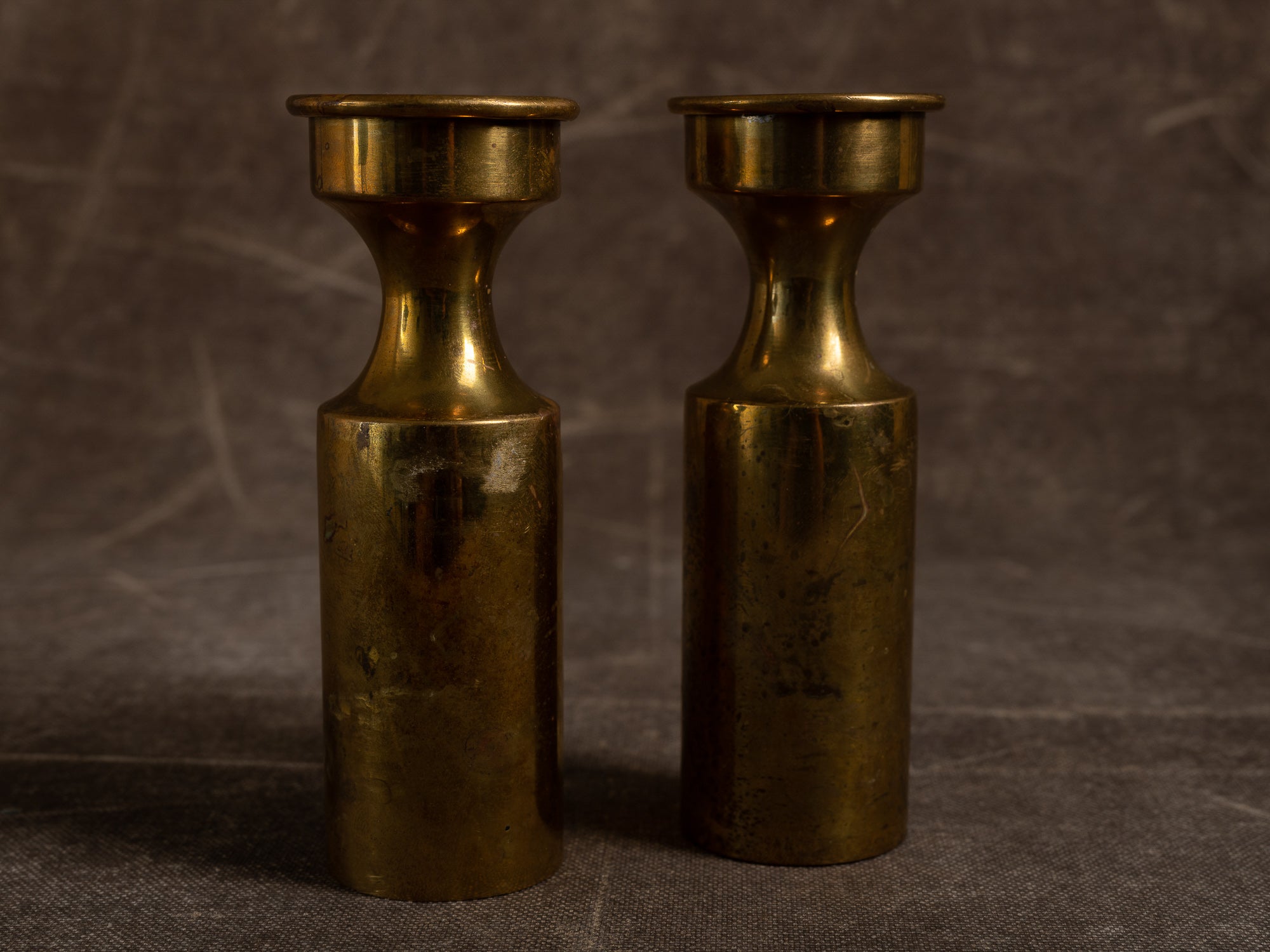 Paire de flambeaux modernistes par Boyes Metalkunst, Danemark (vers 1950)..Set of 2 modernist Candle holders by Boyes Metalkunst, Denmark (circa 1950)