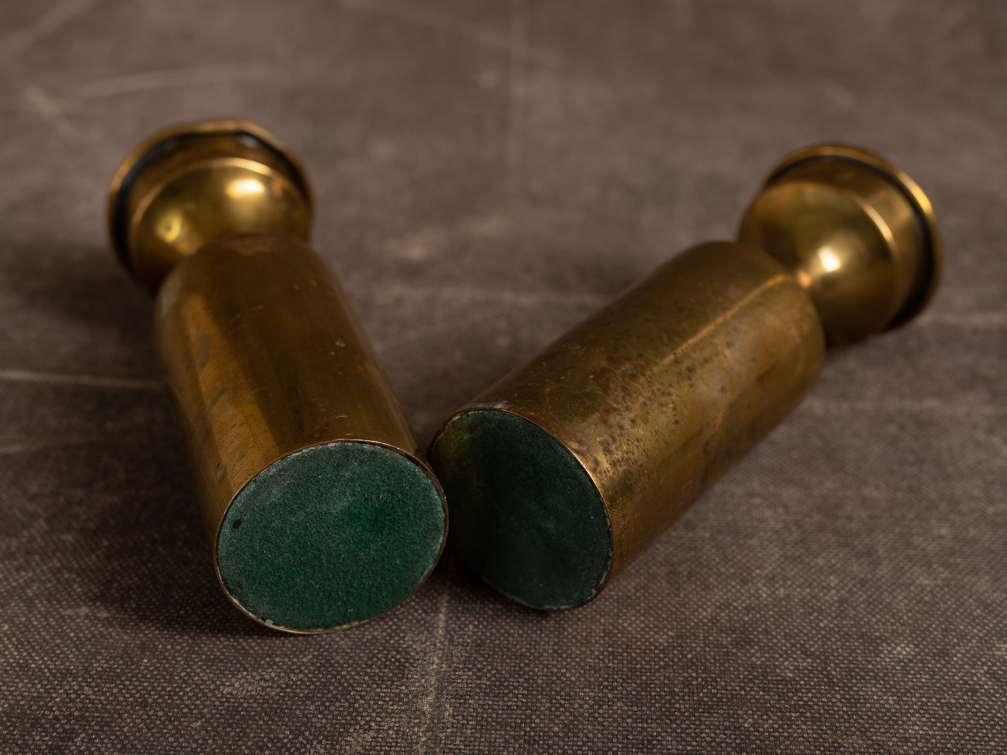 Paire de flambeaux modernistes par Boyes Metalkunst, Danemark (vers 1950)..Set of 2 modernist Candle holders by Boyes Metalkunst, Denmark (circa 1950)