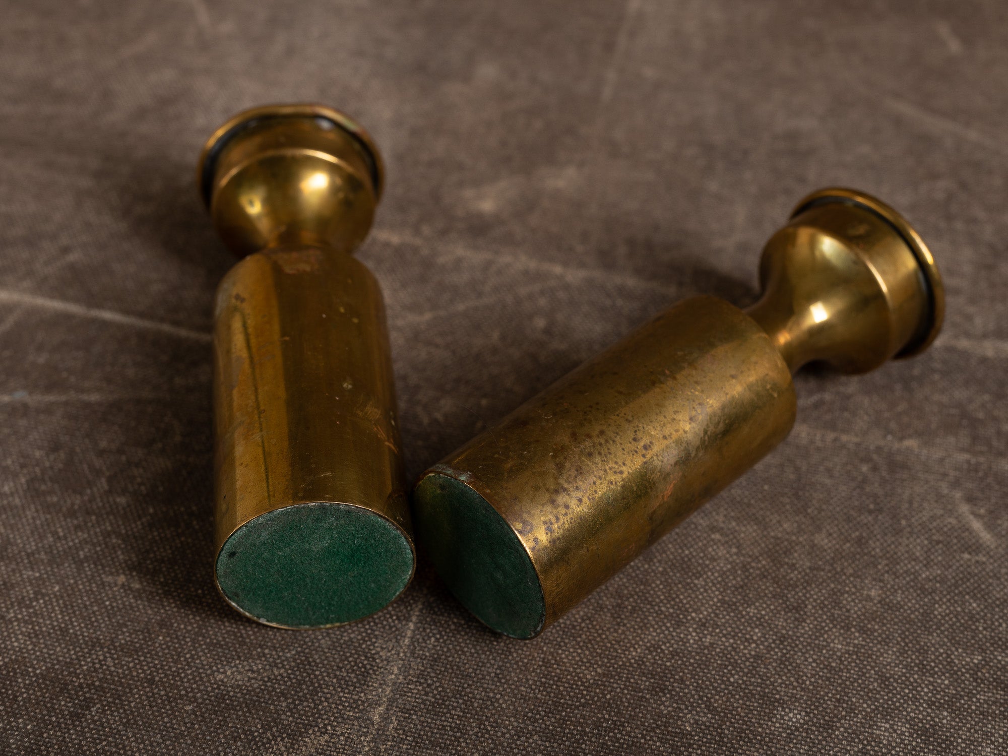 Paire de flambeaux modernistes par Boyes Metalkunst, Danemark (vers 1950)..Set of 2 modernist Candle holders by Boyes Metalkunst, Denmark (circa 1950)