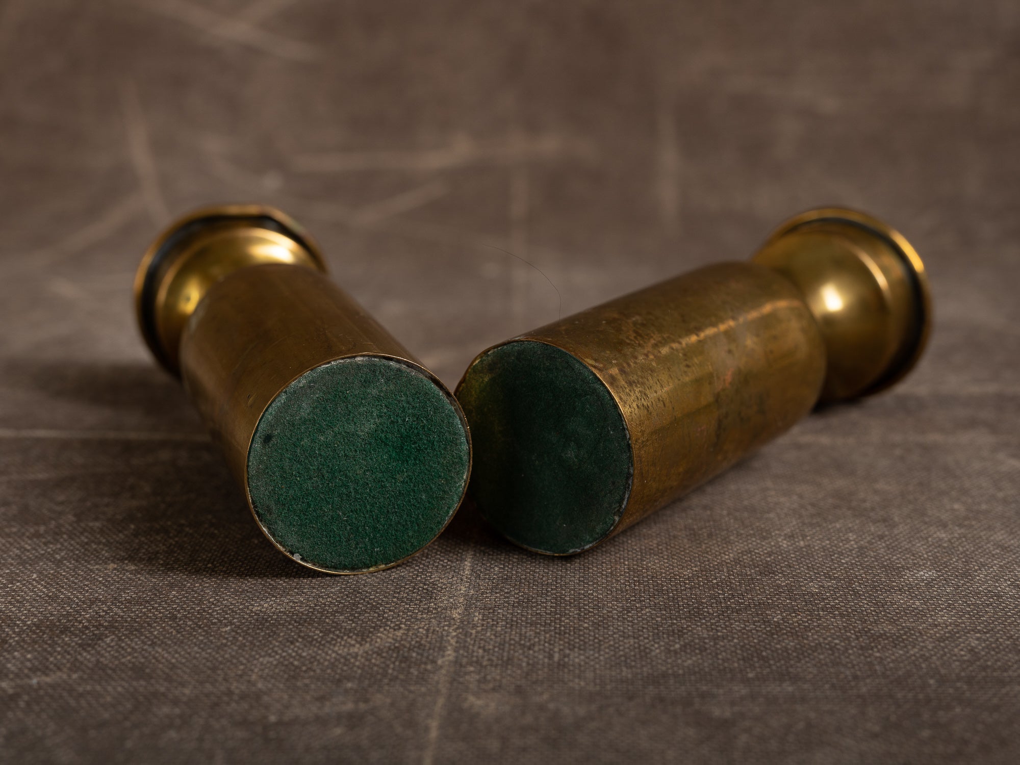 Paire de flambeaux modernistes par Boyes Metalkunst, Danemark (vers 1950)..Set of 2 modernist Candle holders by Boyes Metalkunst, Denmark (circa 1950)