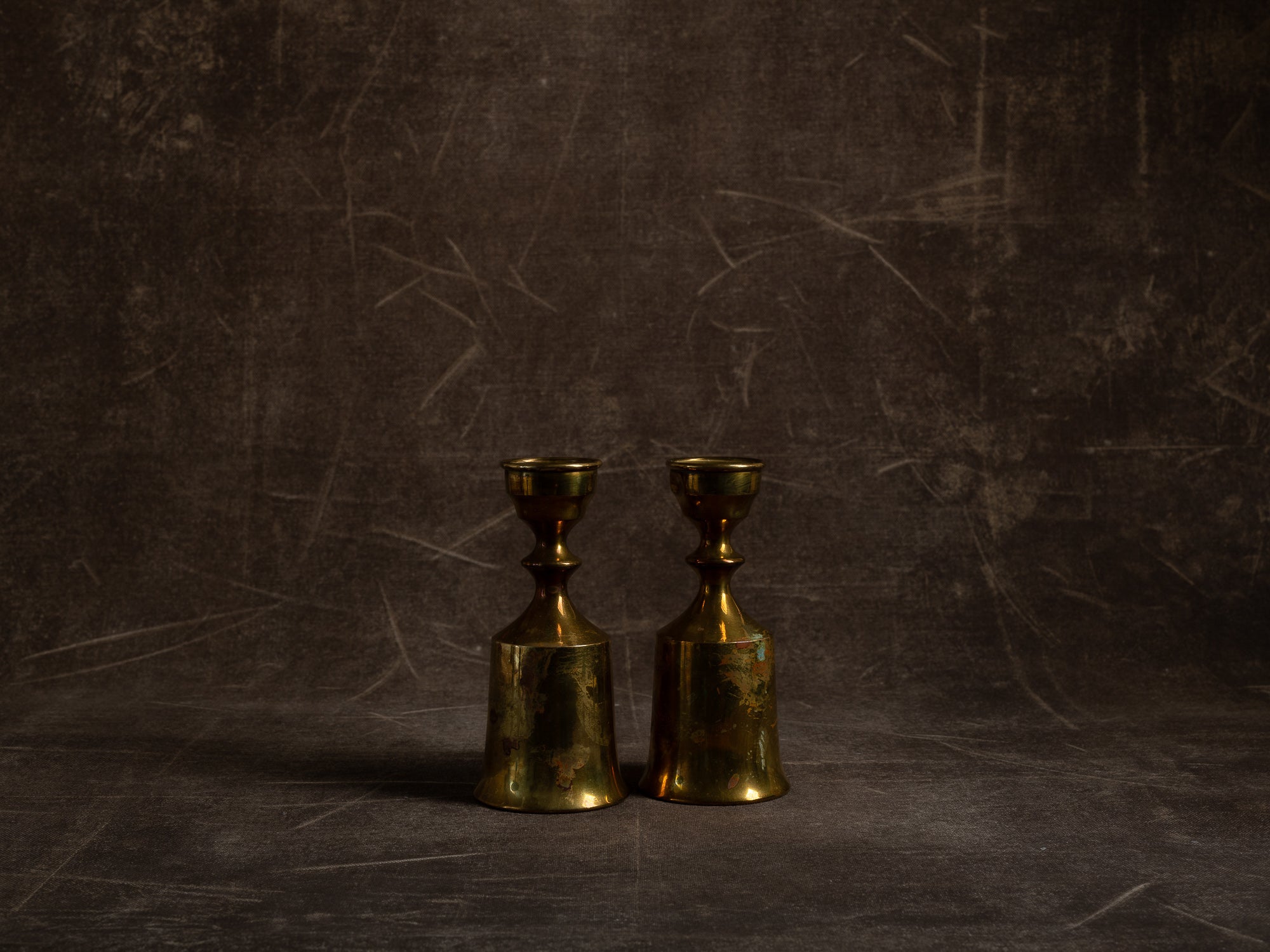 Paire de flambeaux modernistes par Boyes Metalkunst, Danemark (vers 1950)..Set of 2 modernist Candle holders by Boyes Metalkunst, Denmark (circa 1950)
