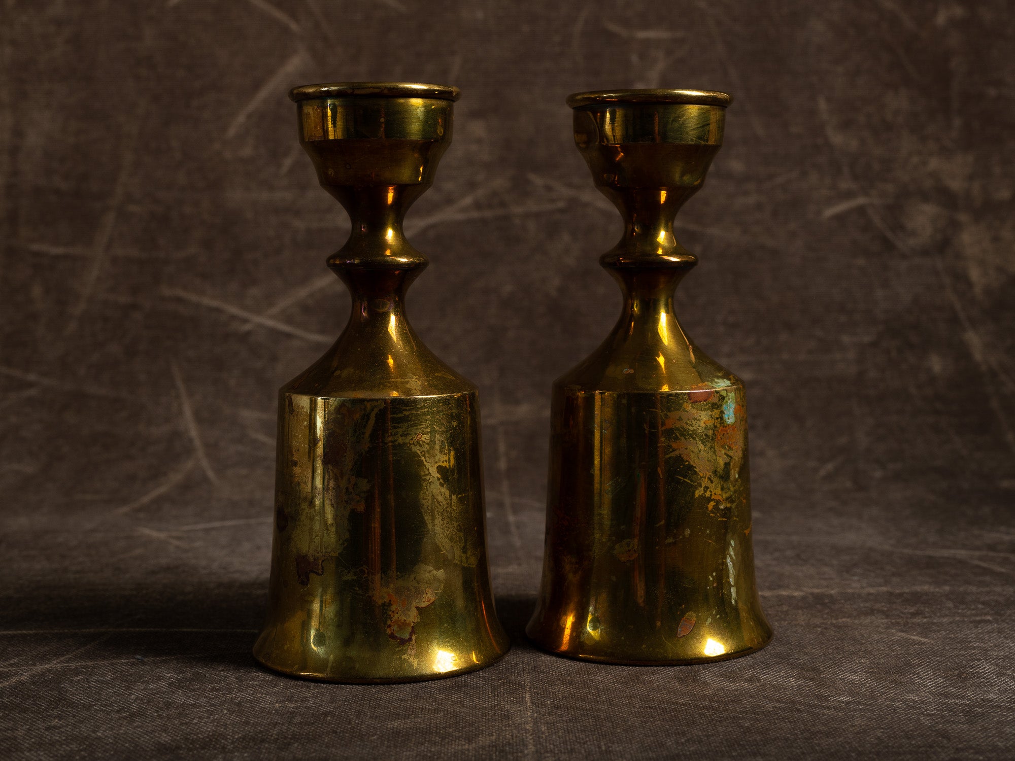 Paire de flambeaux modernistes par Boyes Metalkunst, Danemark (vers 1950)..Set of 2 modernist Candle holders by Boyes Metalkunst, Denmark (circa 1950)