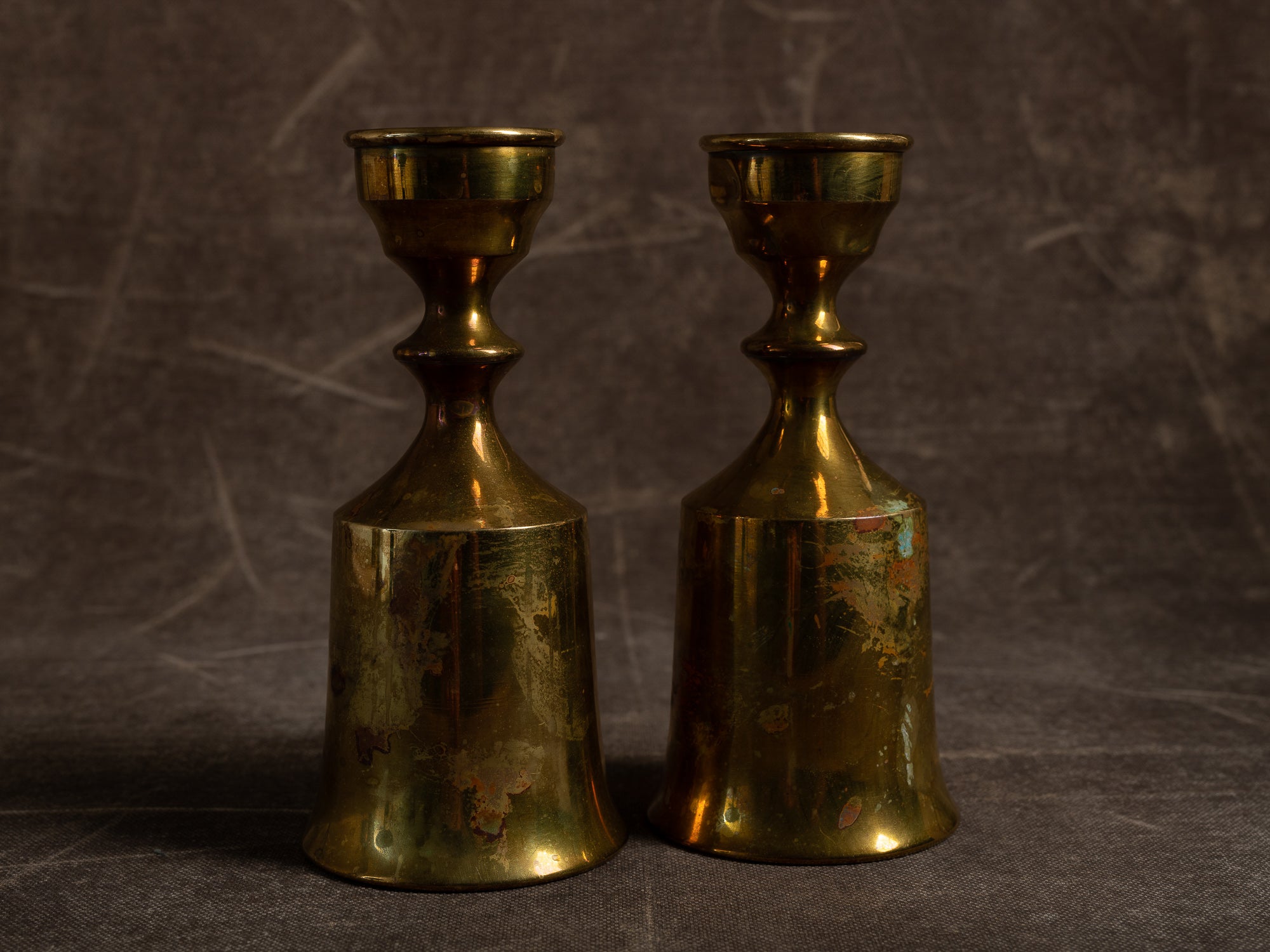 Paire de flambeaux modernistes par Boyes Metalkunst, Danemark (vers 1950)..Set of 2 modernist Candle holders by Boyes Metalkunst, Denmark (circa 1950)
