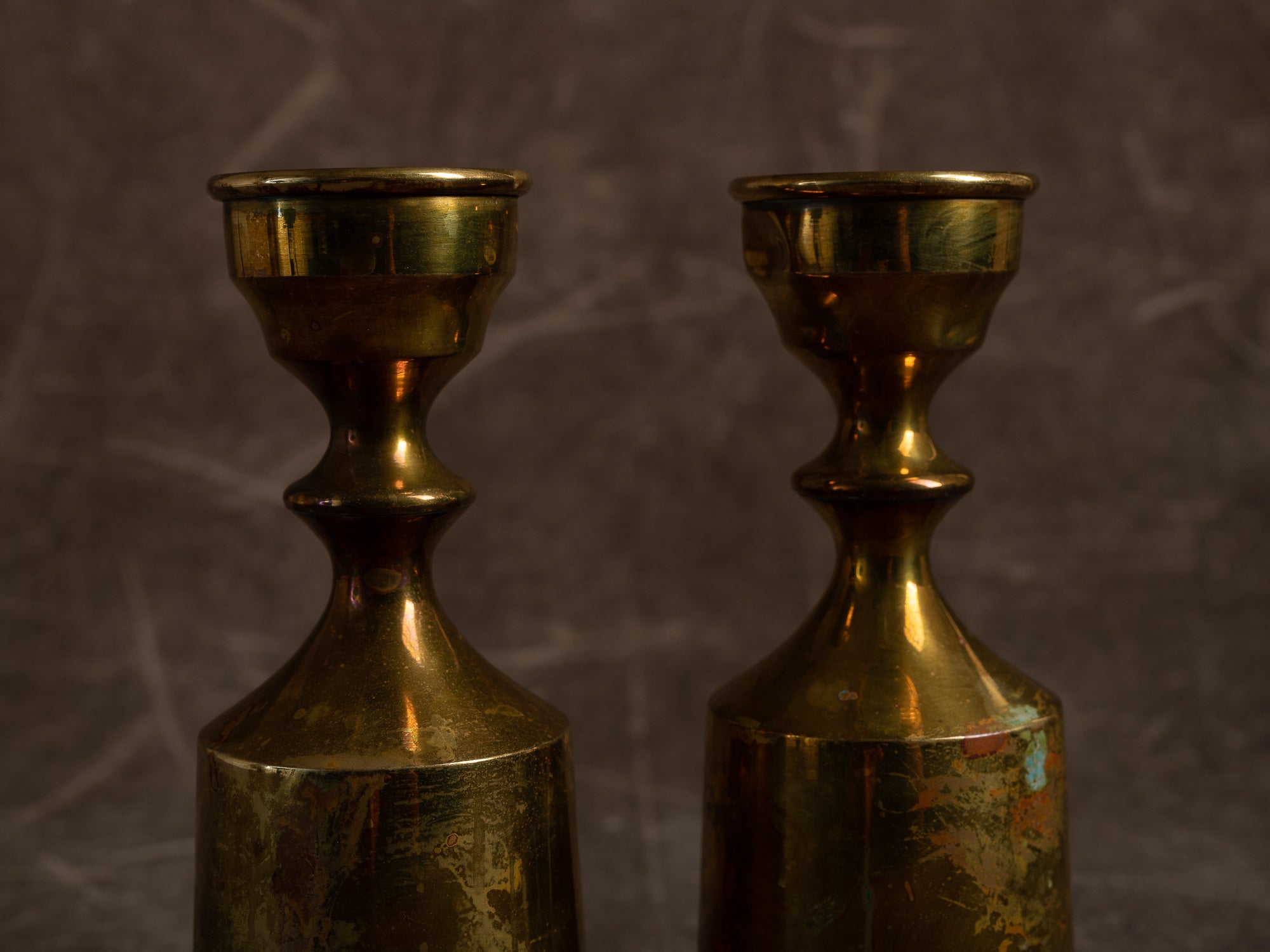 Paire de flambeaux modernistes par Boyes Metalkunst, Danemark (vers 1950)..Set of 2 modernist Candle holders by Boyes Metalkunst, Denmark (circa 1950)