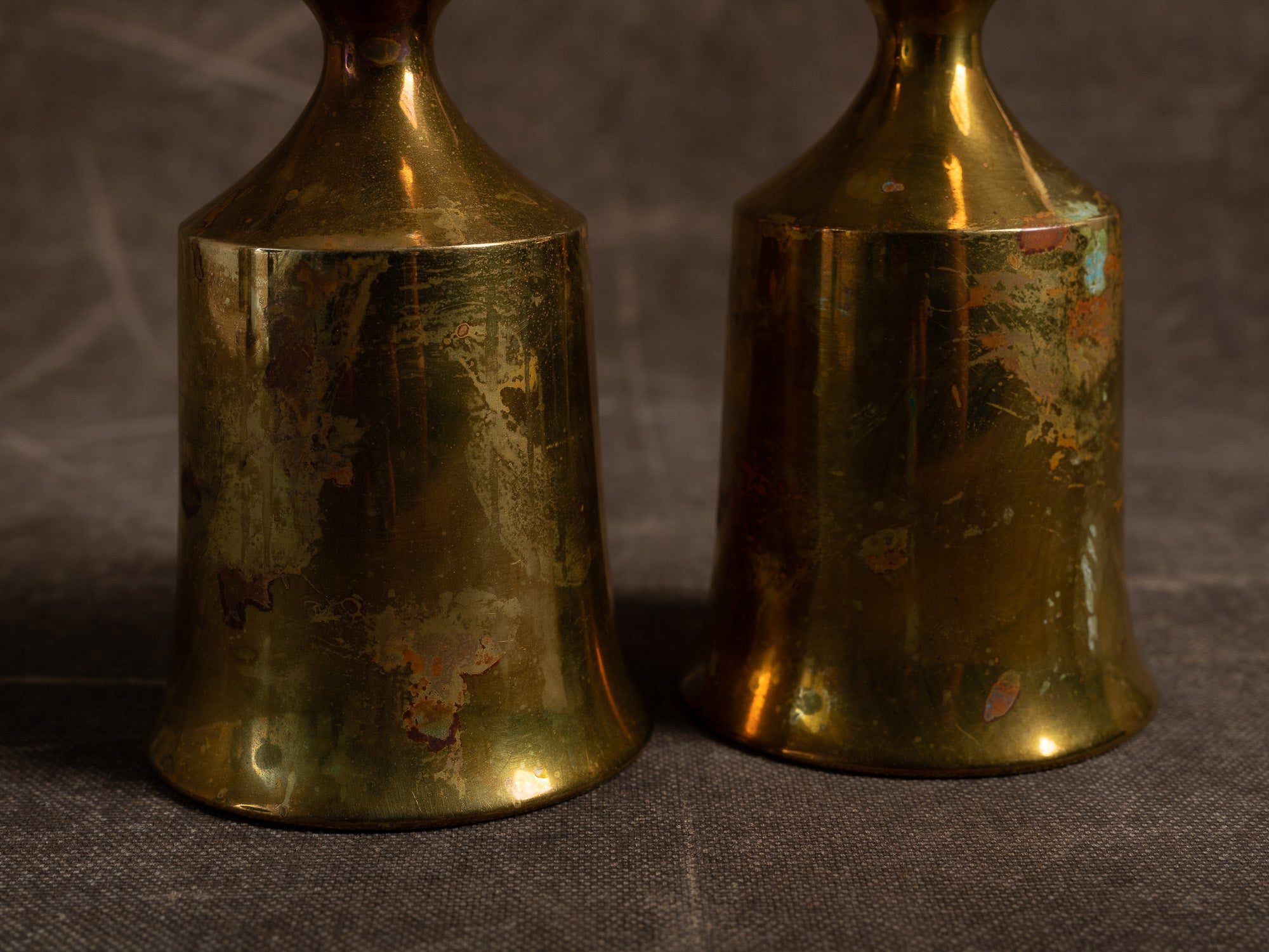 Paire de flambeaux modernistes par Boyes Metalkunst, Danemark (vers 1950)..Set of 2 modernist Candle holders by Boyes Metalkunst, Denmark (circa 1950)