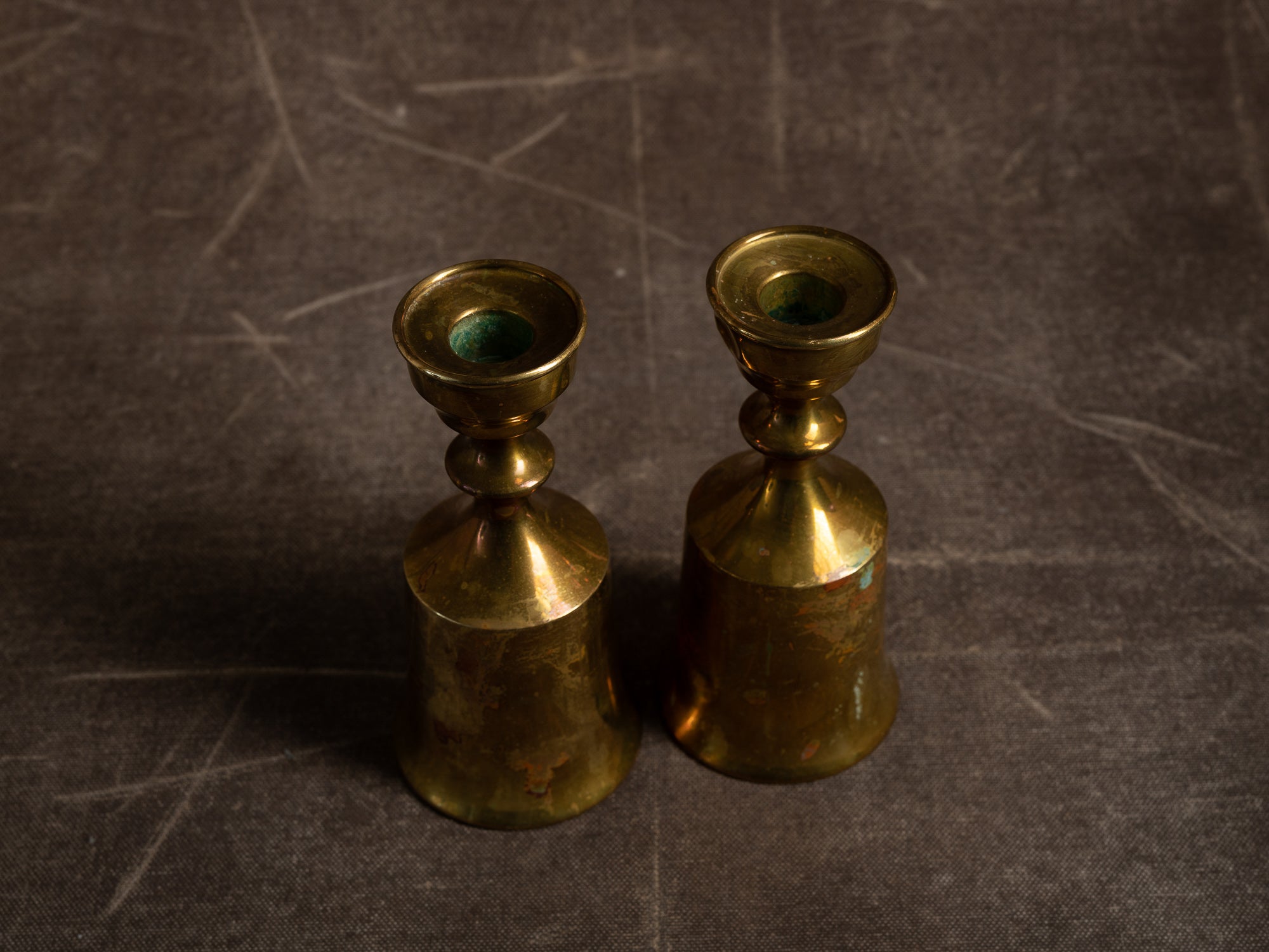 Paire de flambeaux modernistes par Boyes Metalkunst, Danemark (vers 1950)..Set of 2 modernist Candle holders by Boyes Metalkunst, Denmark (circa 1950)