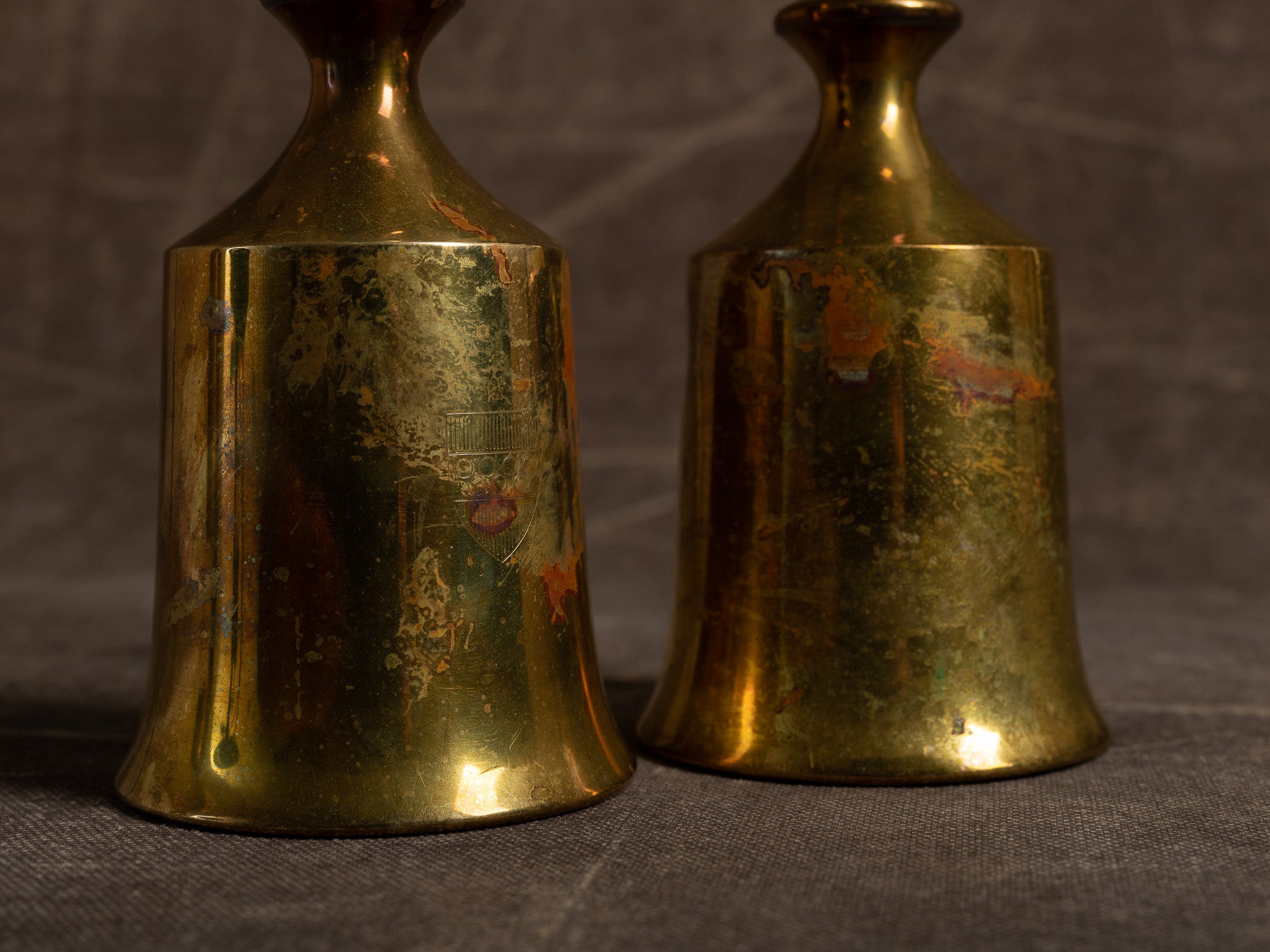 Paire de flambeaux modernistes par Boyes Metalkunst, Danemark (vers 1950)..Set of 2 modernist Candle holders by Boyes Metalkunst, Denmark (circa 1950)