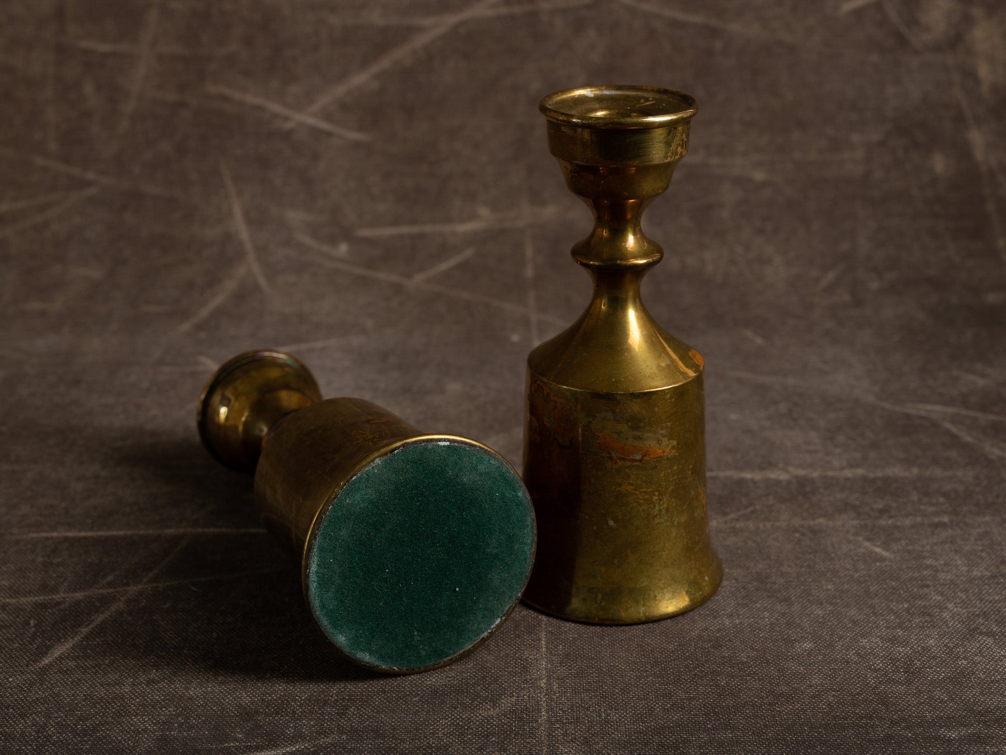 Paire de flambeaux modernistes par Boyes Metalkunst, Danemark (vers 1950)..Set of 2 modernist Candle holders by Boyes Metalkunst, Denmark (circa 1950)