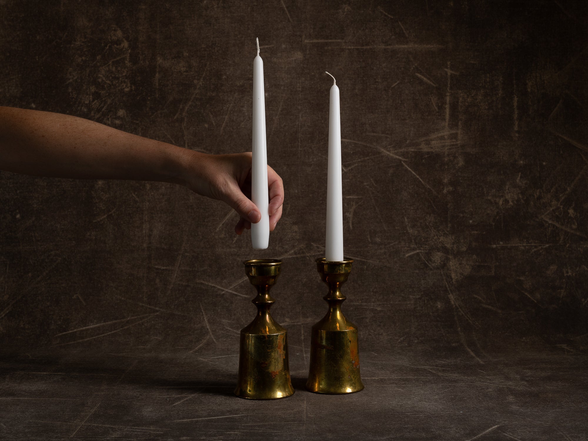 Paire de flambeaux modernistes par Boyes Metalkunst, Danemark (vers 1950)..Set of 2 modernist Candle holders by Boyes Metalkunst, Denmark (circa 1950)