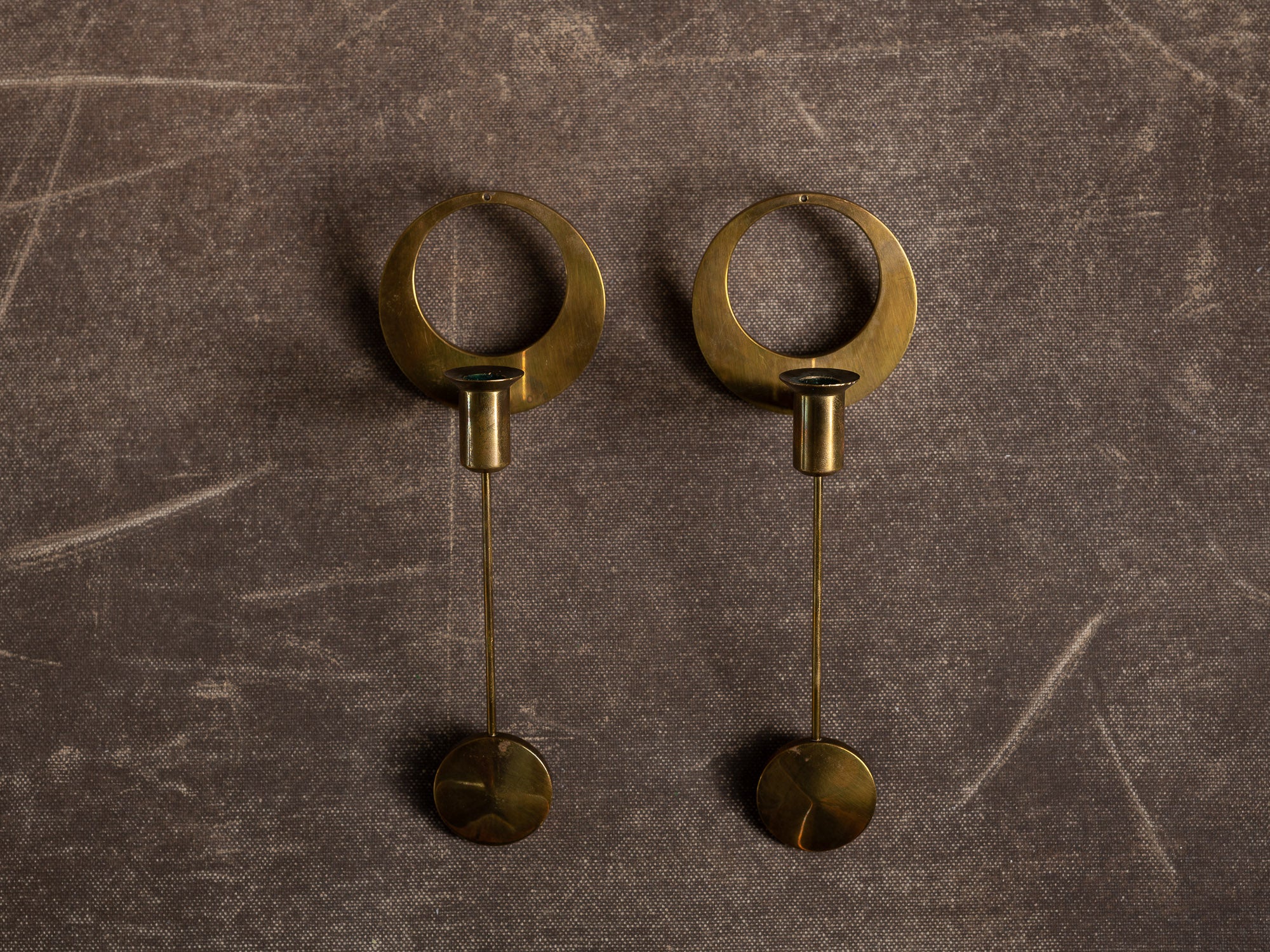 Paire de candélabres d'applique en laiton par Arthur Pe pour Kolbäck, Suède (vers 1965-70)..Pair of brass wall candelabra by Arthur Pe for Kolbäck, Sweden (circa 1965-70)