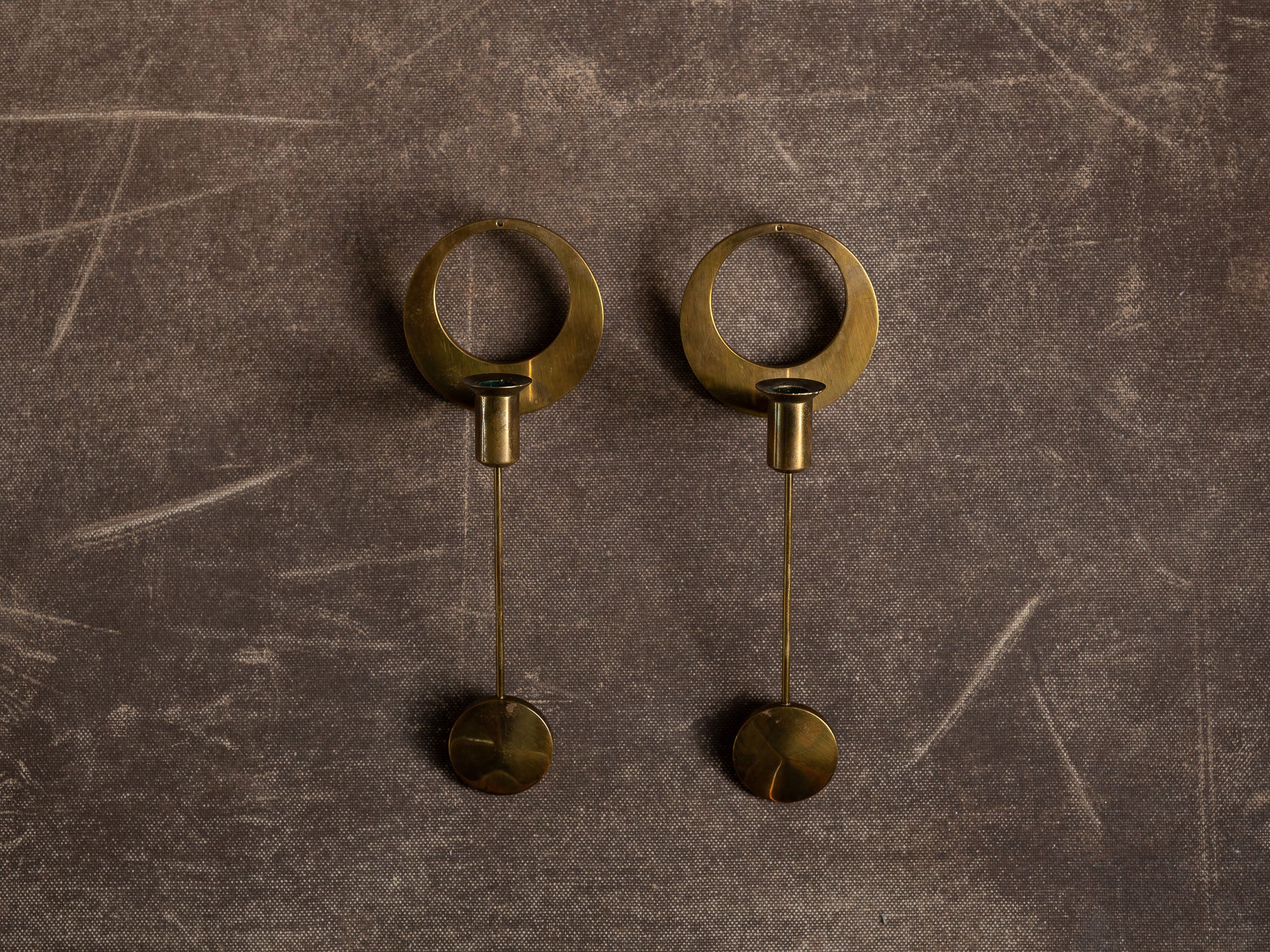 Paire de candélabres d'applique en laiton par Arthur Pe pour Kolbäck, Suède (vers 1965-70)..Pair of brass wall candelabra by Arthur Pe for Kolbäck, Sweden (circa 1965-70)