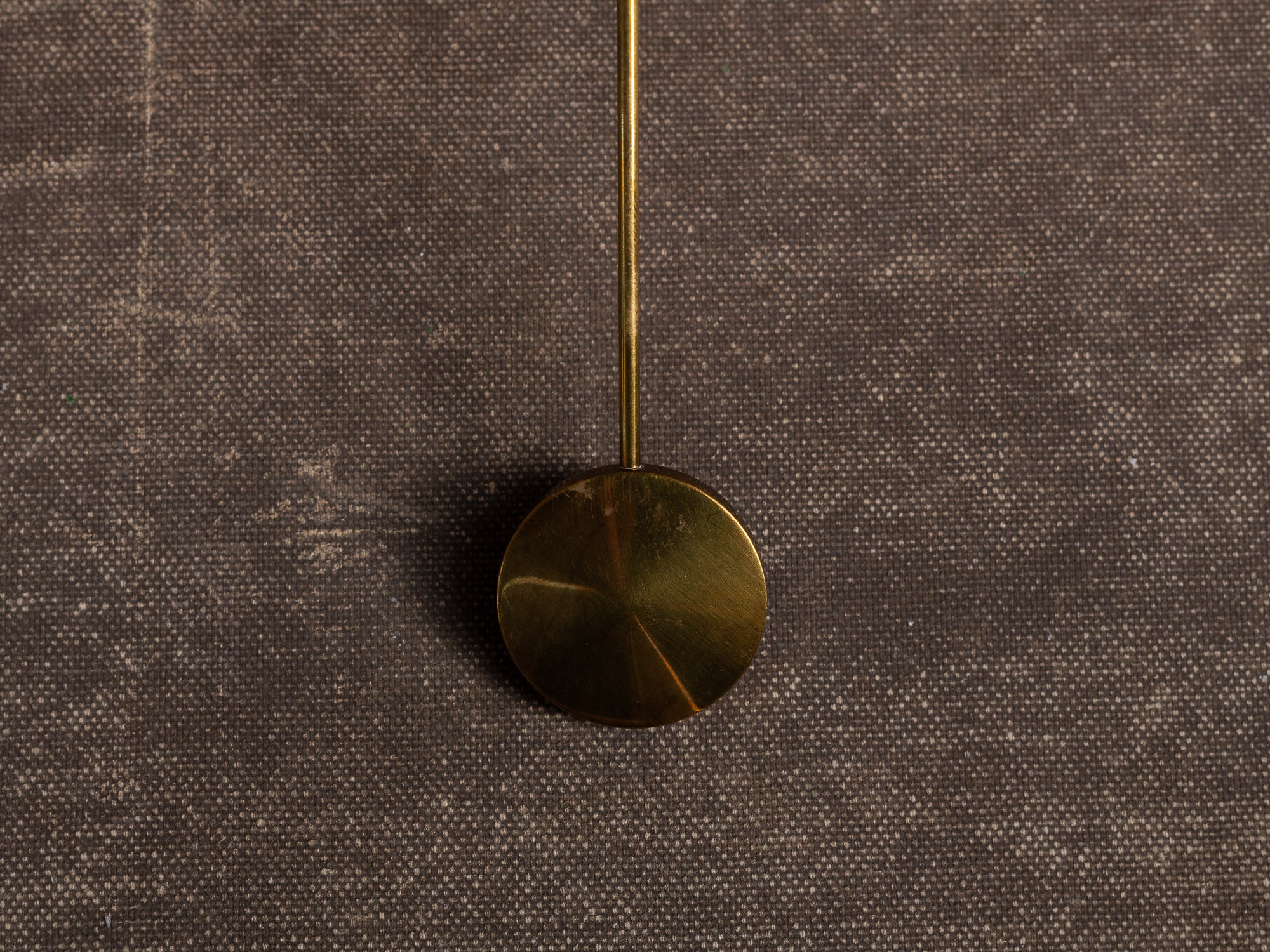 Paire de candélabres d'applique en laiton par Arthur Pe pour Kolbäck, Suède (vers 1965-70)..Pair of brass wall candelabra by Arthur Pe for Kolbäck, Sweden (circa 1965-70)