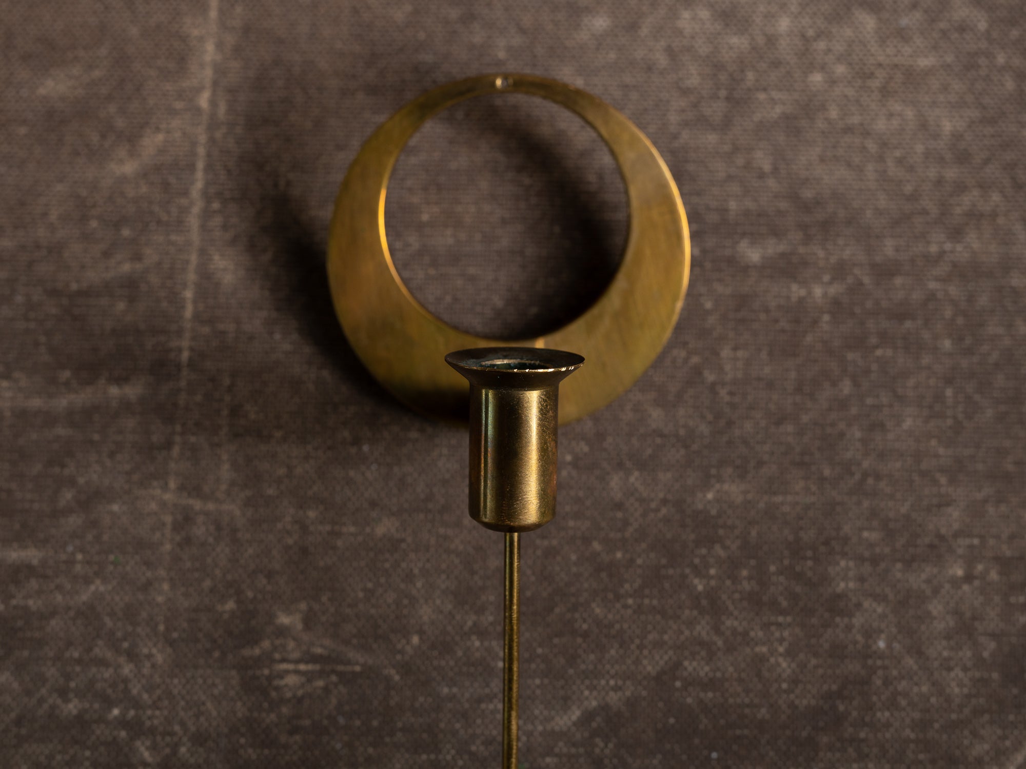 Paire de candélabres d'applique en laiton par Arthur Pe pour Kolbäck, Suède (vers 1965-70)..Pair of brass wall candelabra by Arthur Pe for Kolbäck, Sweden (circa 1965-70)