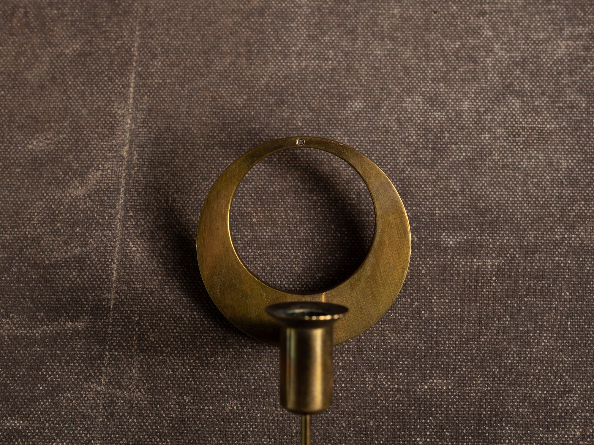Paire de candélabres d'applique en laiton par Arthur Pe pour Kolbäck, Suède (vers 1965-70)..Pair of brass wall candelabra by Arthur Pe for Kolbäck, Sweden (circa 1965-70)