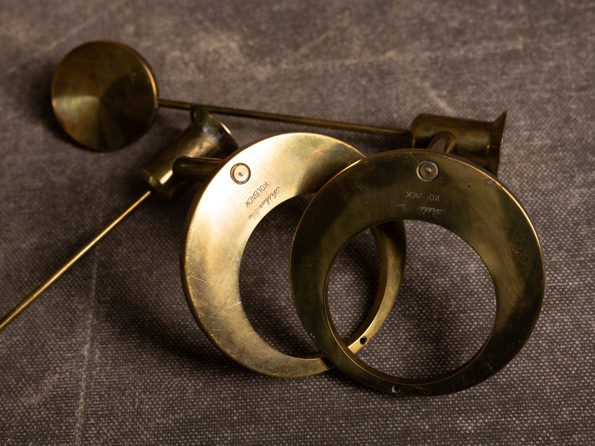Paire de candélabres d'applique en laiton par Arthur Pe pour Kolbäck, Suède (vers 1965-70)..Pair of brass wall candelabra by Arthur Pe for Kolbäck, Sweden (circa 1965-70)