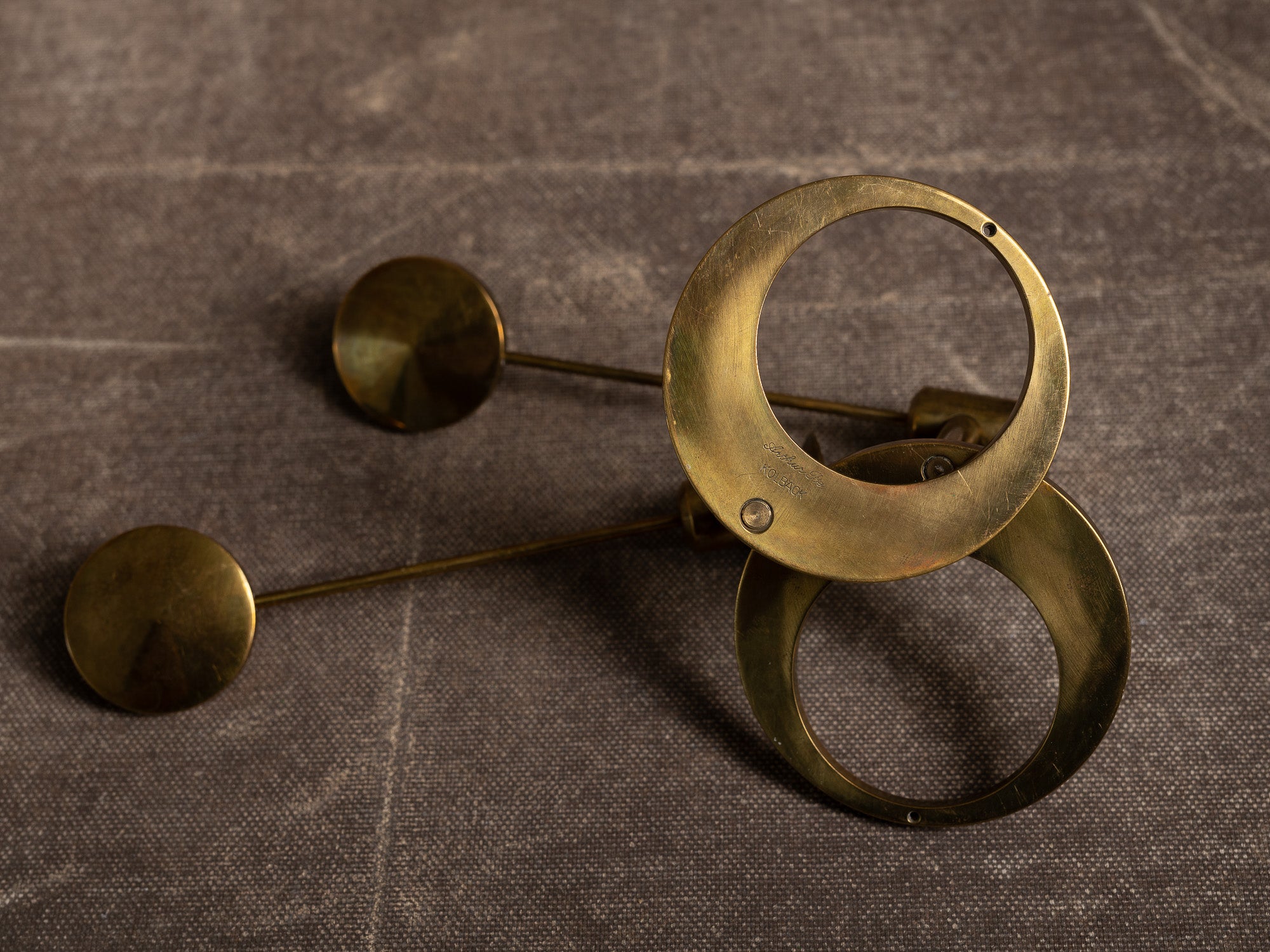 Paire de candélabres d'applique en laiton par Arthur Pe pour Kolbäck, Suède (vers 1965-70)..Pair of brass wall candelabra by Arthur Pe for Kolbäck, Sweden (circa 1965-70)