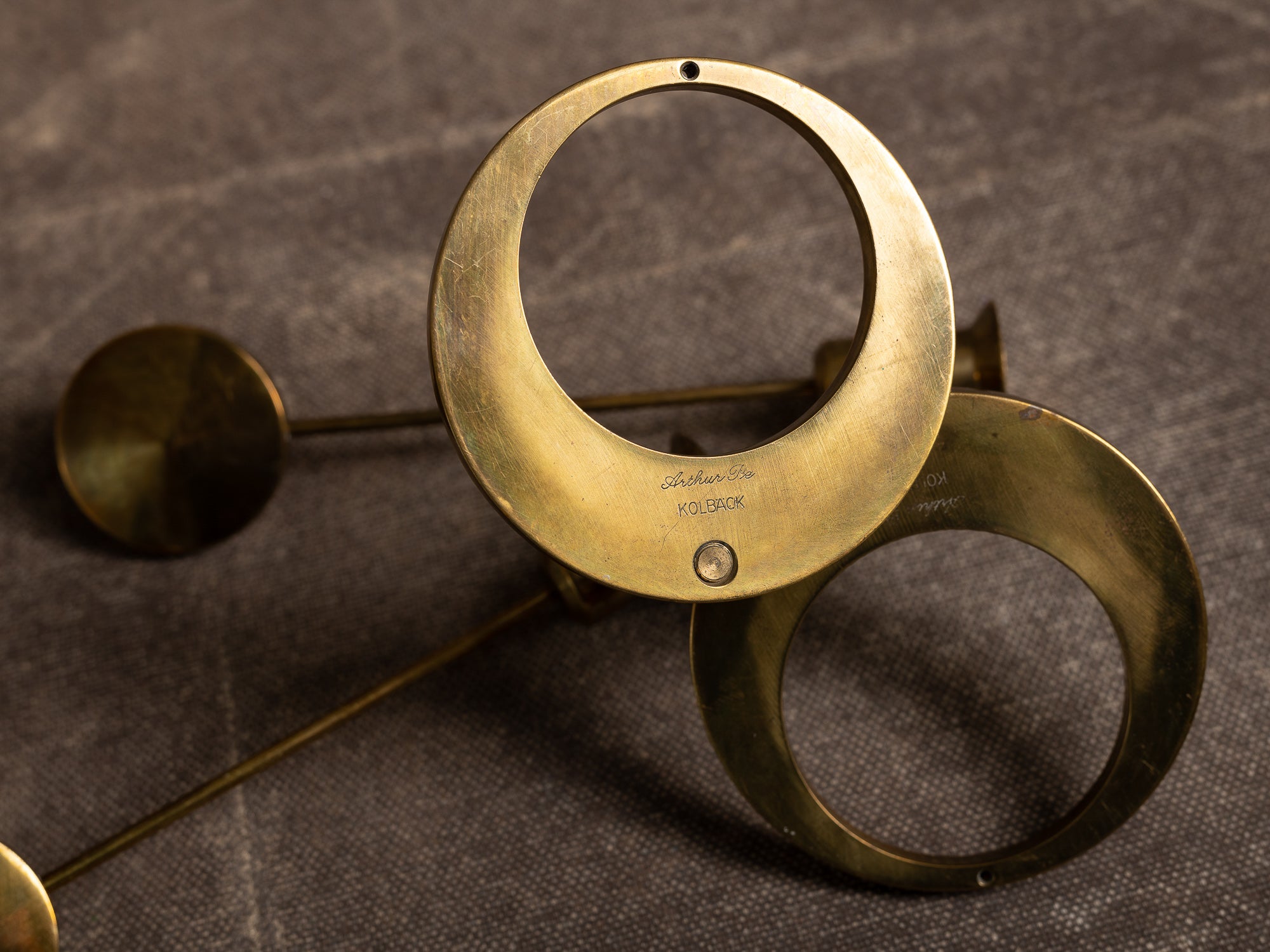 Paire de candélabres d'applique en laiton par Arthur Pe pour Kolbäck, Suède (vers 1965-70)..Pair of brass wall candelabra by Arthur Pe for Kolbäck, Sweden (circa 1965-70)