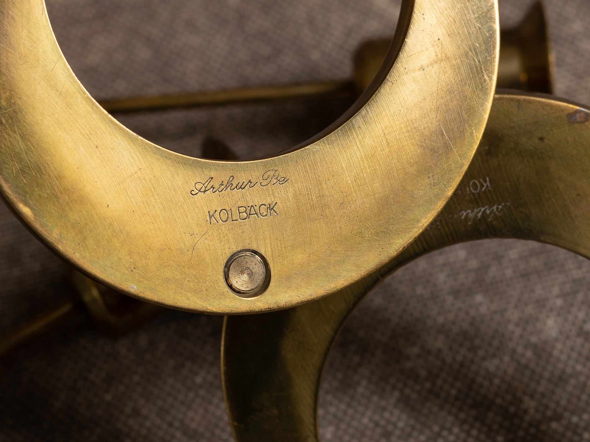 Paire de candélabres d'applique en laiton par Arthur Pe pour Kolbäck, Suède (vers 1965-70)..Pair of brass wall candelabra by Arthur Pe for Kolbäck, Sweden (circa 1965-70)
