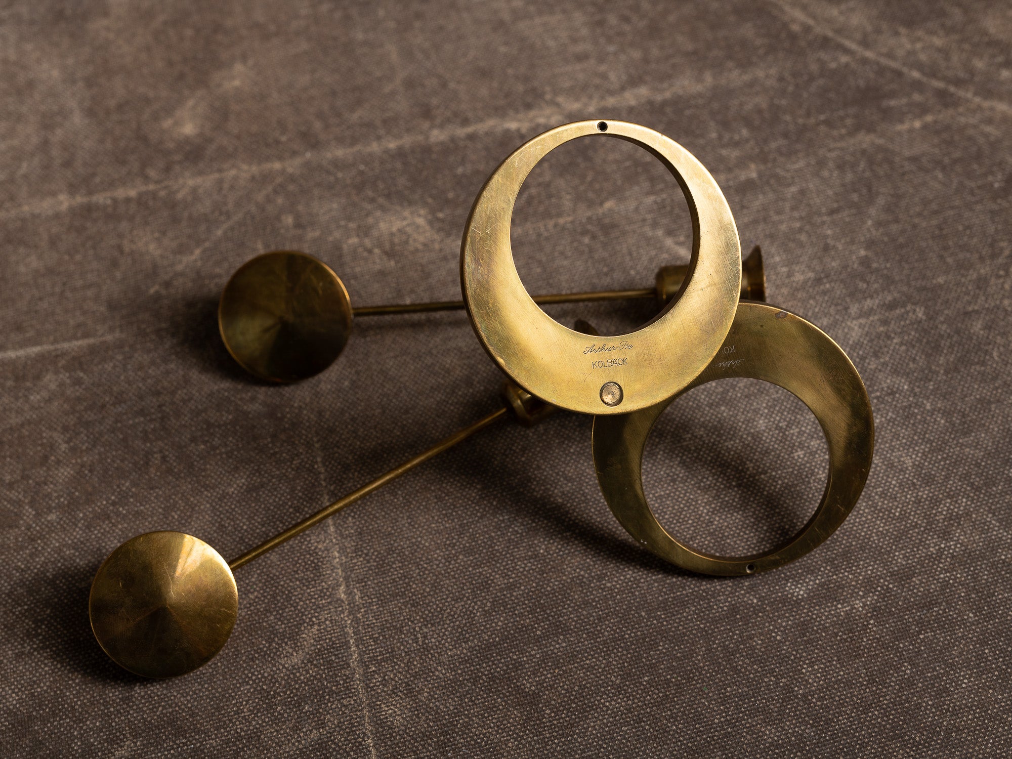 Paire de candélabres d'applique en laiton par Arthur Pe pour Kolbäck, Suède (vers 1965-70)..Pair of brass wall candelabra by Arthur Pe for Kolbäck, Sweden (circa 1965-70)