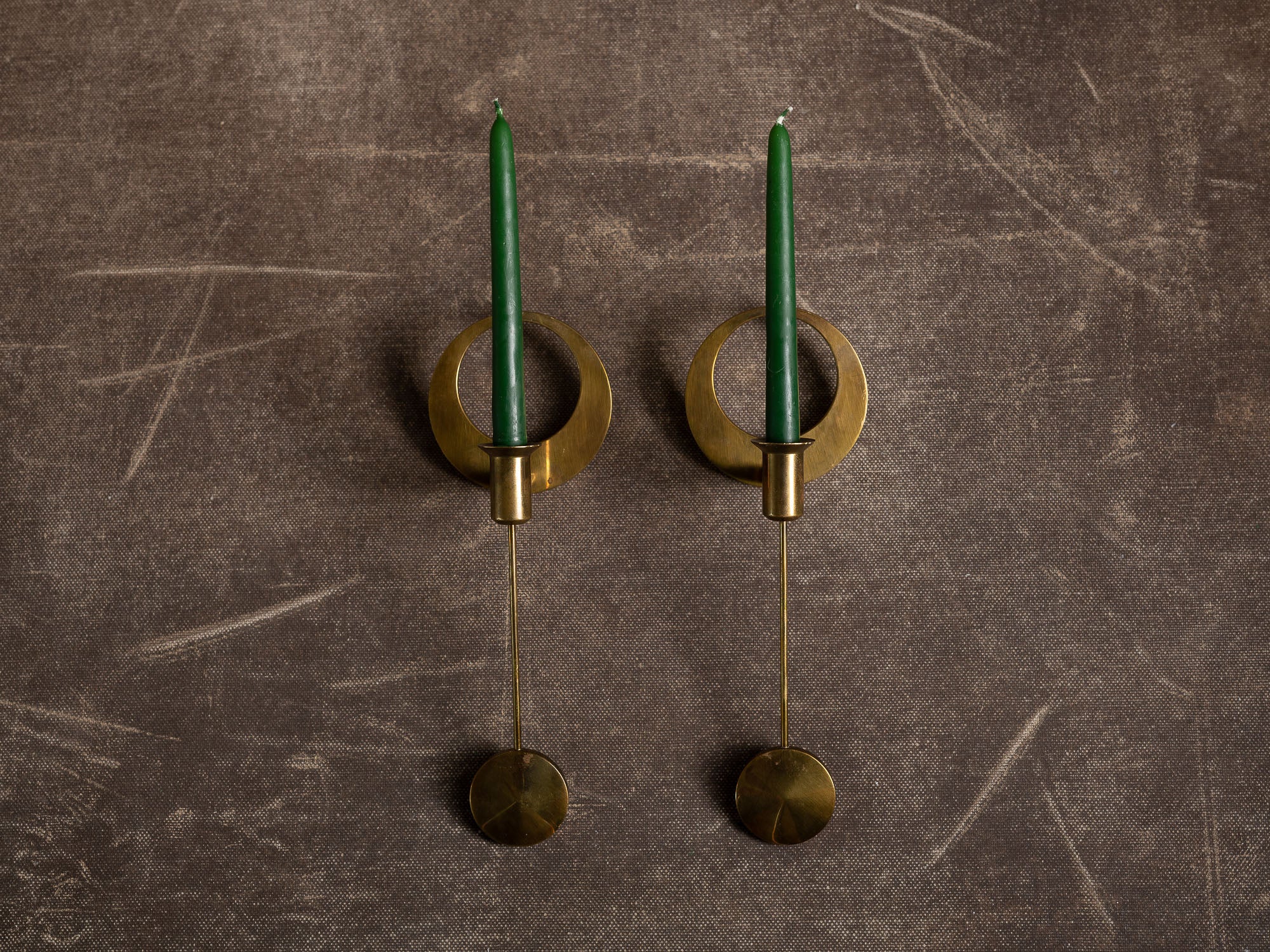 Paire de candélabres d'applique en laiton par Arthur Pe pour Kolbäck, Suède (vers 1965-70)..Pair of brass wall candelabra by Arthur Pe for Kolbäck, Sweden (circa 1965-70)