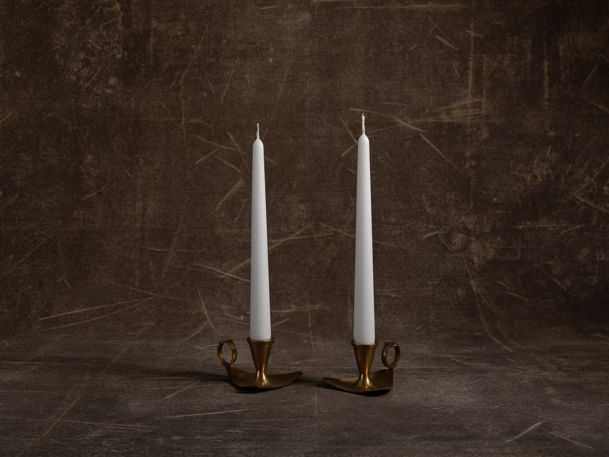 Paire de bougeoirs à main en laiton, Suède (vers 1950)..Set of 2 Brass handled candle holders, Sweden (circa 1950)