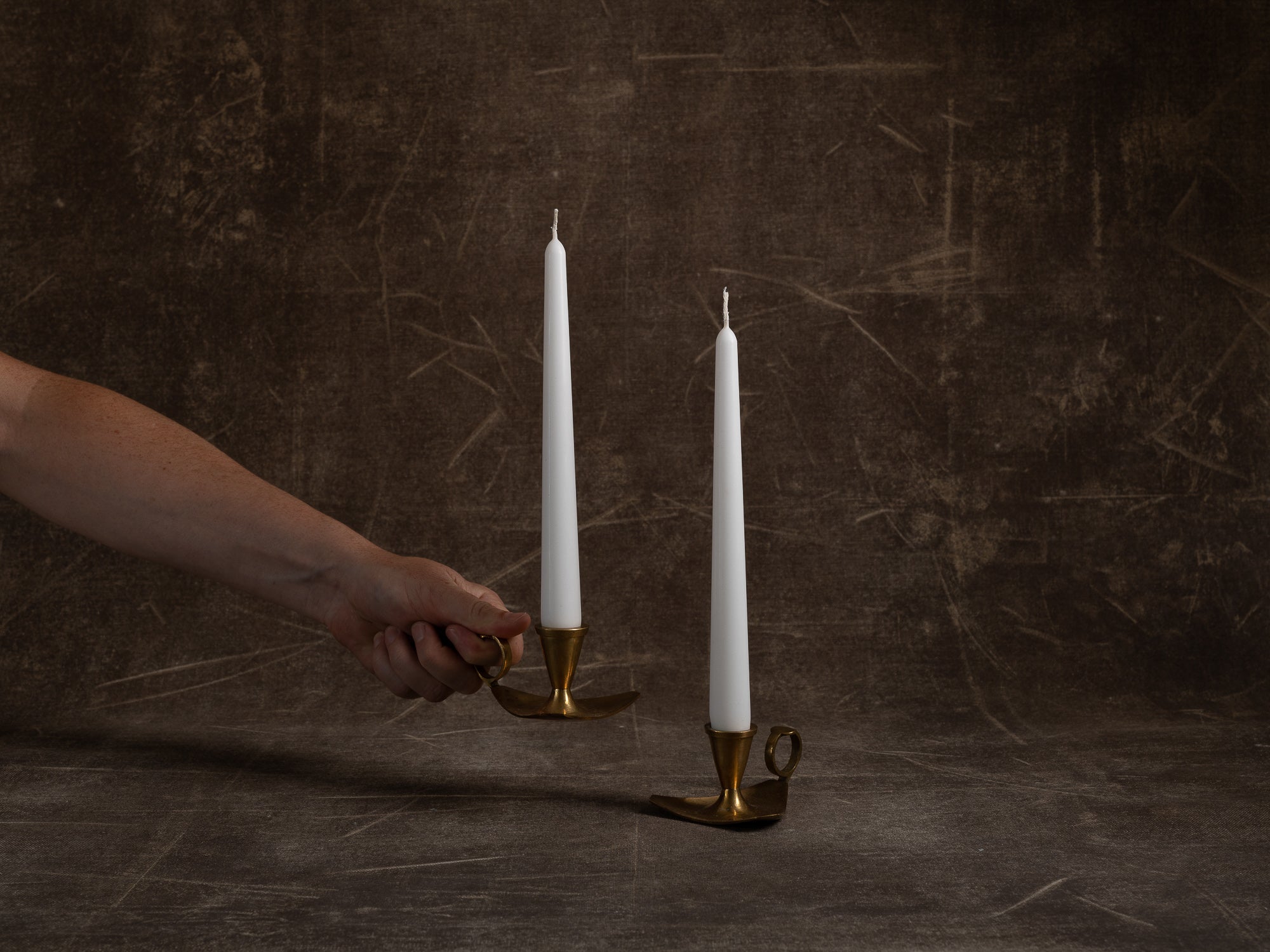Paire de bougeoirs à main en laiton, Suède (vers 1950)..Set of 2 Brass handled candle holders, Sweden (circa 1950)