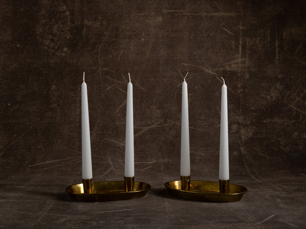Paire de bougeoirs / candélabres de table en laiton, Suède (1950)..Folk brass table candle holder, Sweden (1950)