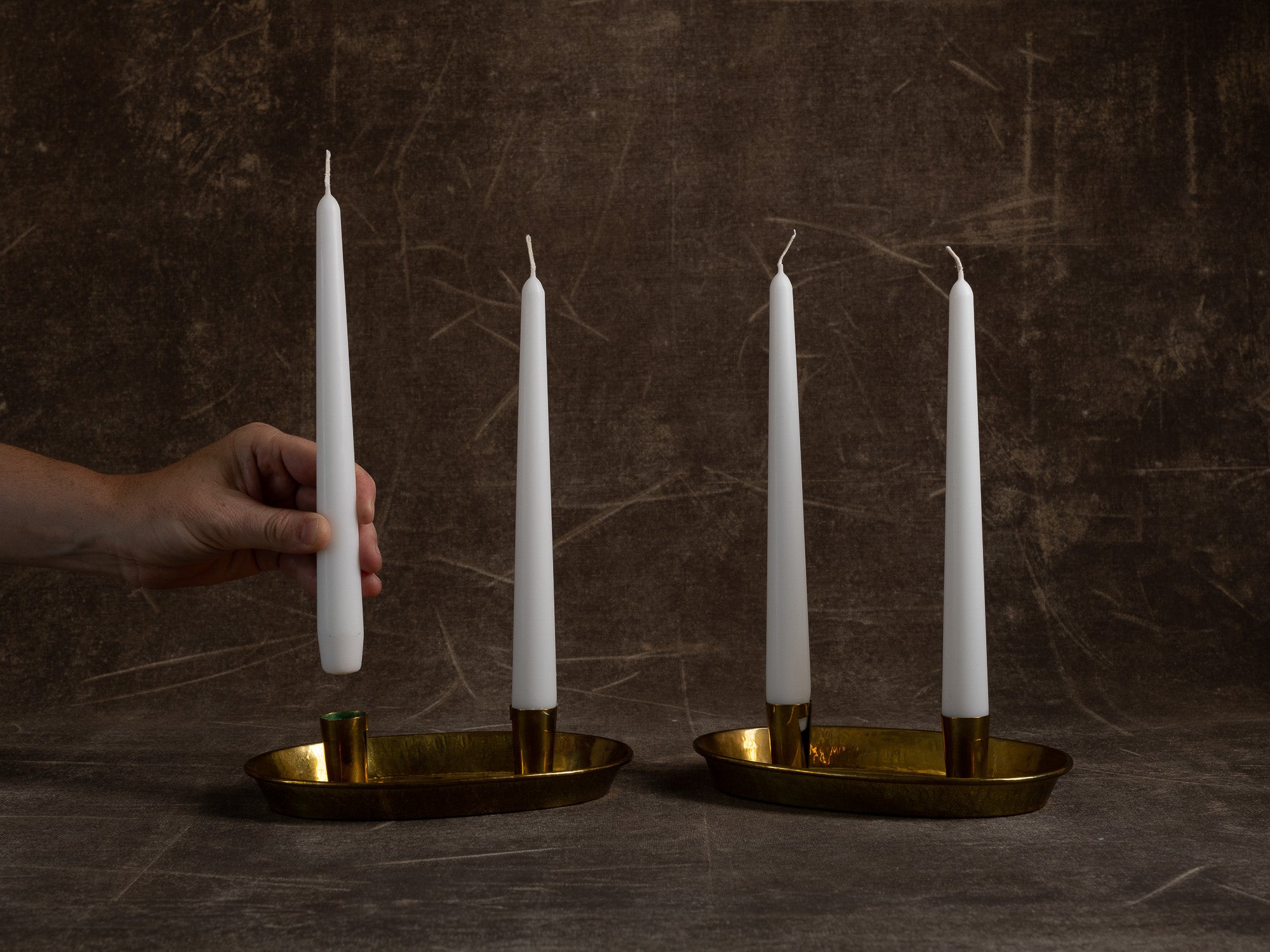 Paire de bougeoirs / candélabres de table en laiton, Suède (1950)..Folk brass table candle holder, Sweden (1950)