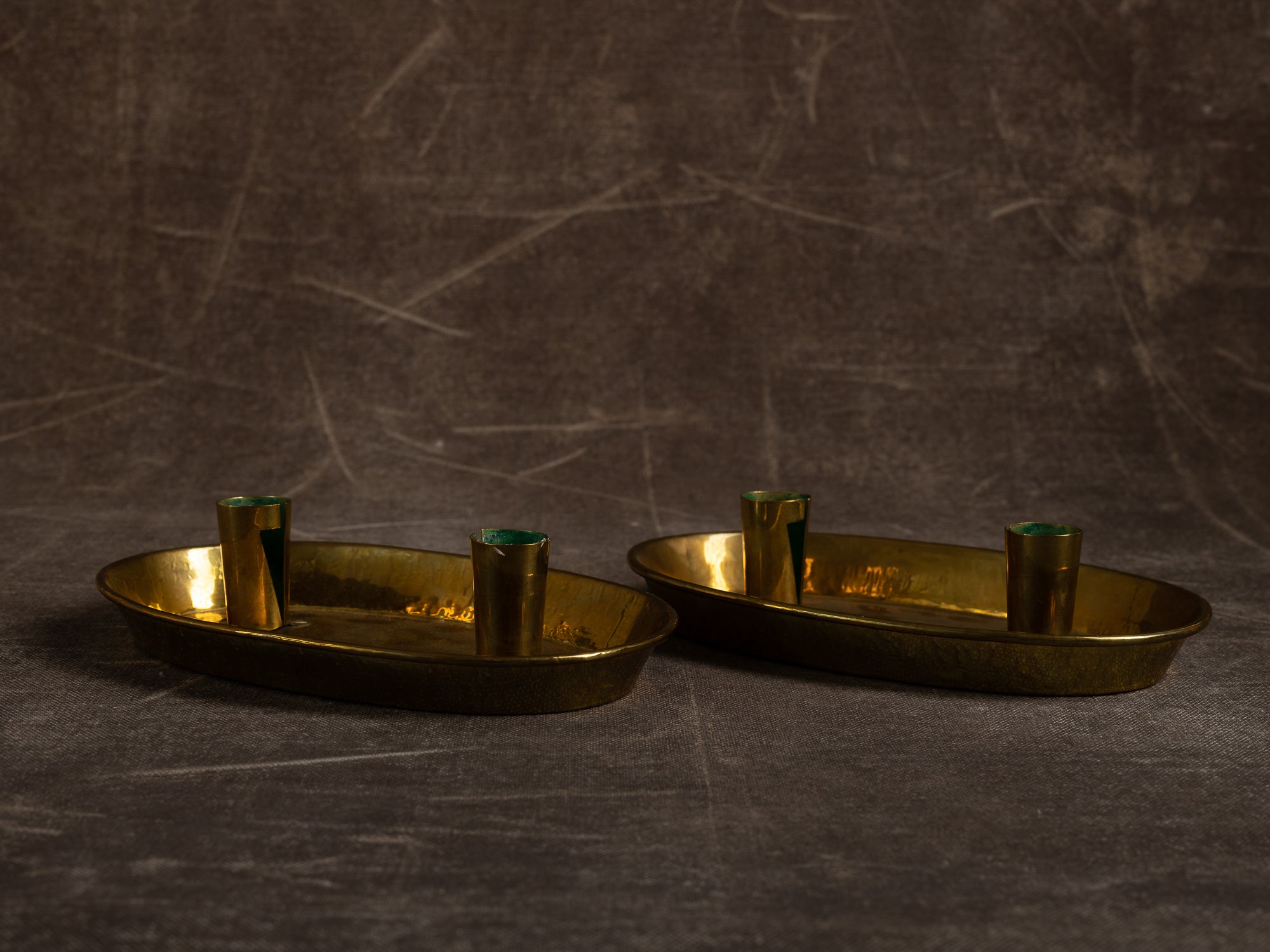 Paire de bougeoirs / candélabres de table en laiton, Suède (1950)..Folk brass table candle holder, Sweden (1950)