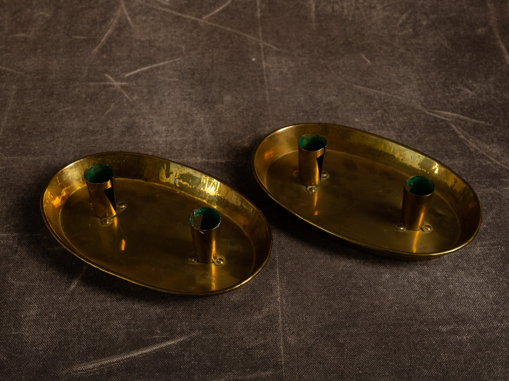 Paire de bougeoirs / candélabres de table en laiton, Suède (1950)..Folk brass table candle holder, Sweden (1950)