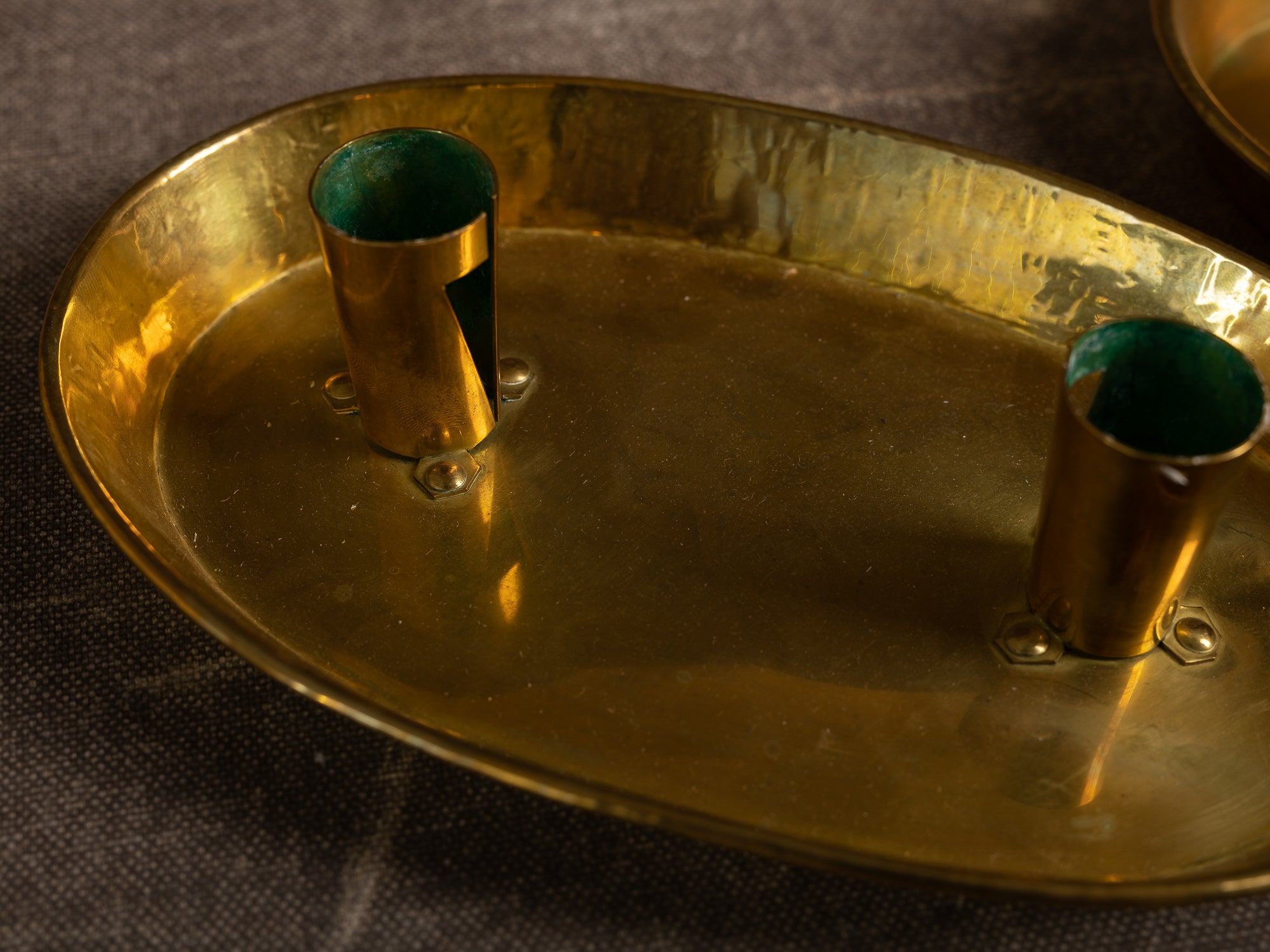 Paire de bougeoirs / candélabres de table en laiton, Suède (1950)..Folk brass table candle holder, Sweden (1950)