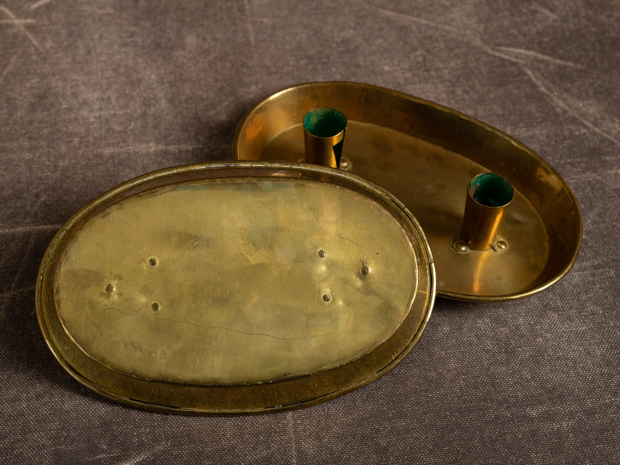 Paire de bougeoirs / candélabres de table en laiton, Suède (1950)..Folk brass table candle holder, Sweden (1950)