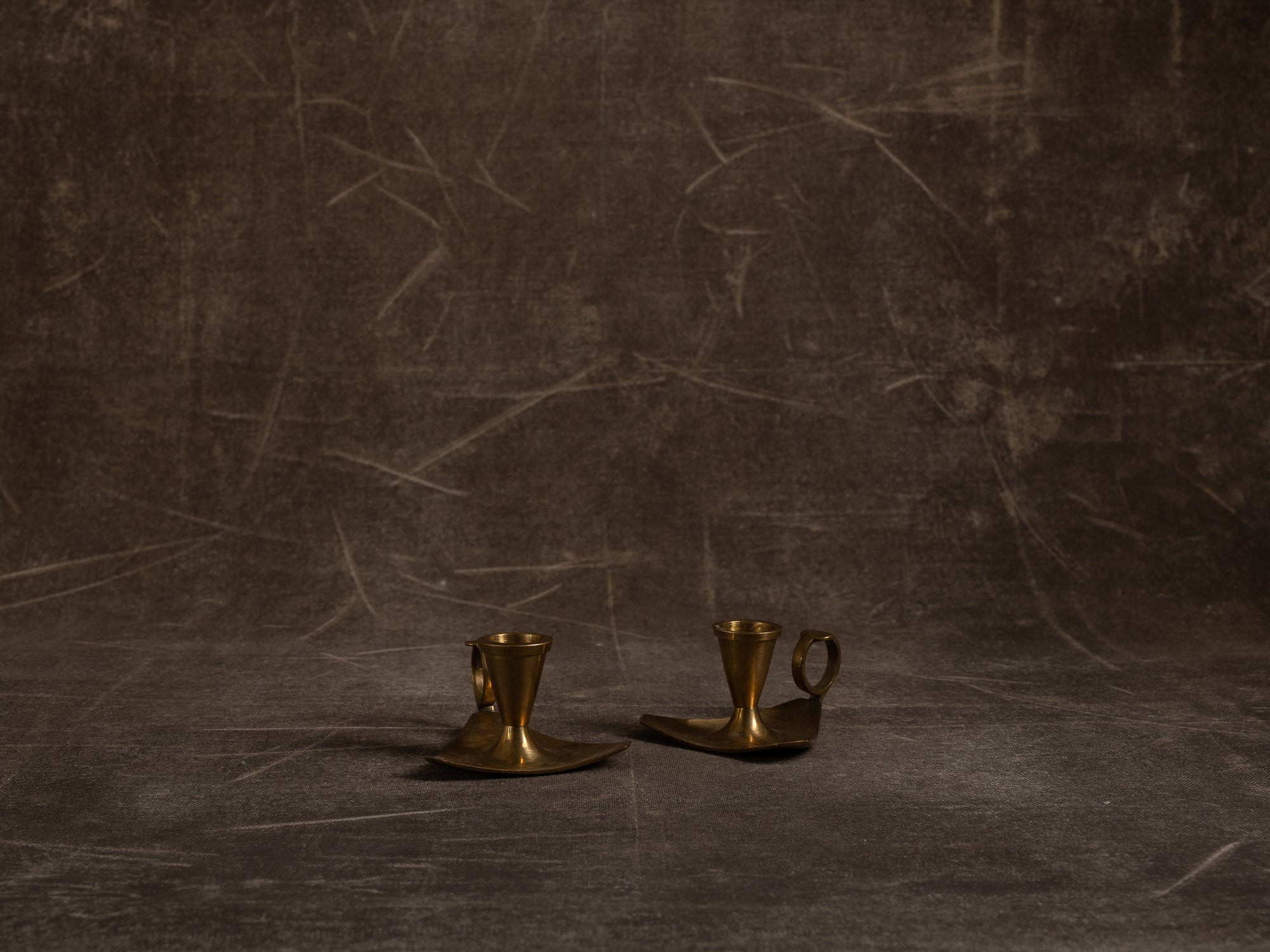 Paire de bougeoirs à main en laiton, Suède (vers 1950)..Set of 2 Brass handled candle holders, Sweden (circa 1950)