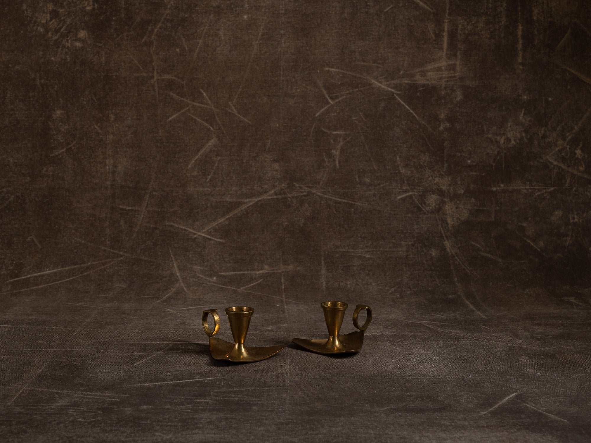 Paire de bougeoirs à main en laiton, Suède (vers 1950)..Set of 2 Brass handled candle holders, Sweden (circa 1950)