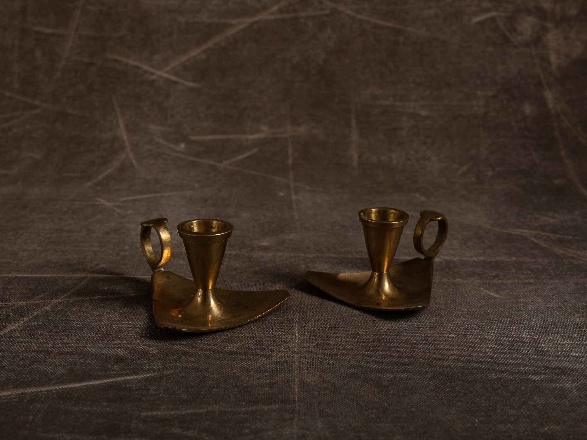 Paire de bougeoirs à main en laiton, Suède (vers 1950)..Set of 2 Brass handled candle holders, Sweden (circa 1950)