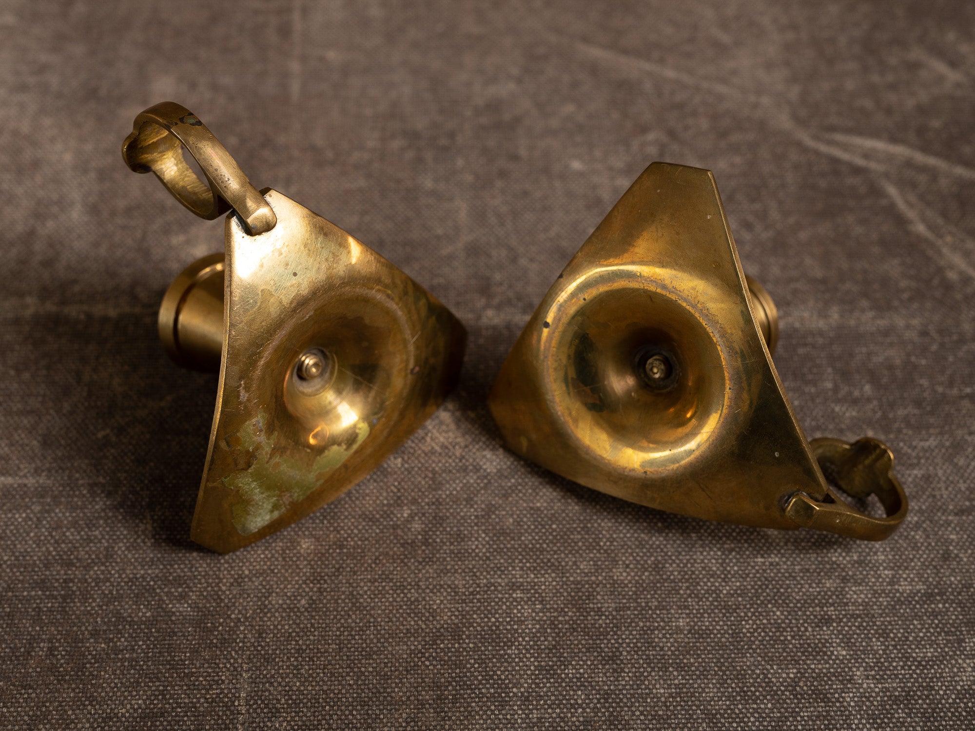 Paire de bougeoirs à main en laiton, Suède (vers 1950)..Set of 2 Brass handled candle holders, Sweden (circa 1950)