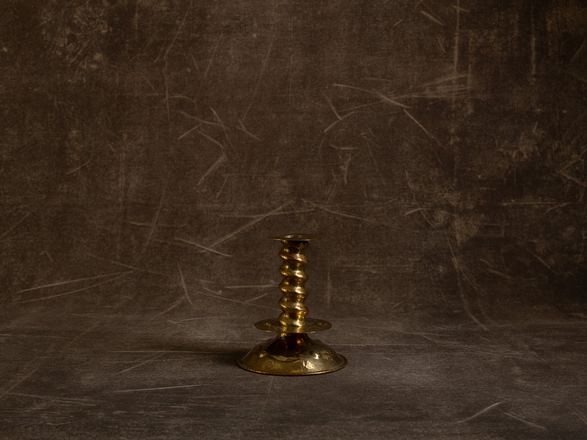 Paire de flambeaux baroques en laiton fourré, Suède (vers 1880-1900)..Pair of baroque brass candle holders, Sweden (circa 1880-1900)