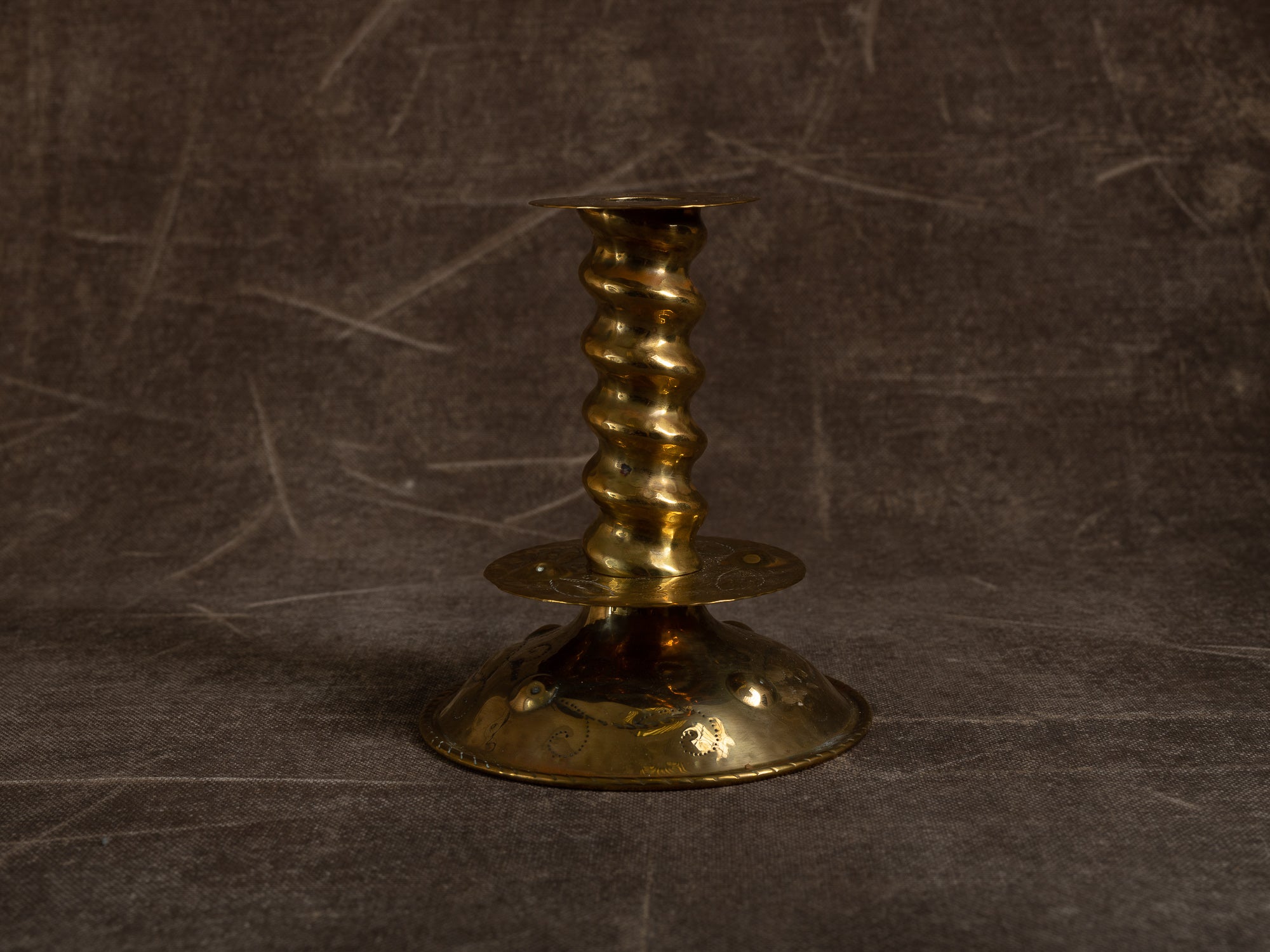 Paire de flambeaux baroques en laiton fourré, Suède (vers 1880-1900)..Pair of baroque brass candle holders, Sweden (circa 1880-1900)