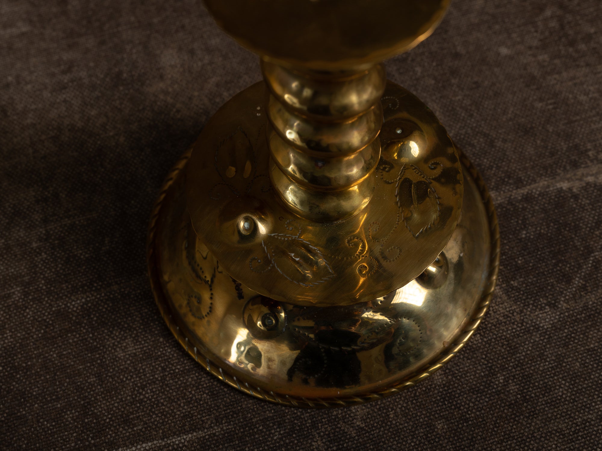 Paire de flambeaux baroques en laiton fourré, Suède (vers 1880-1900)..Pair of baroque brass candle holders, Sweden (circa 1880-1900)